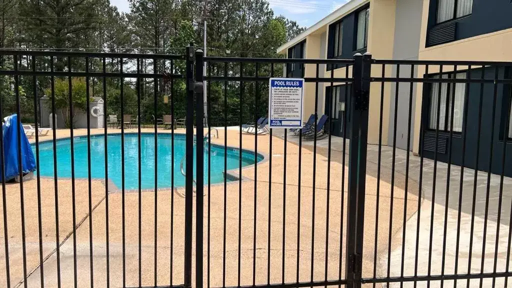 Swimming pool, Pool View in Rodeway Inn Tuscaloosa near University