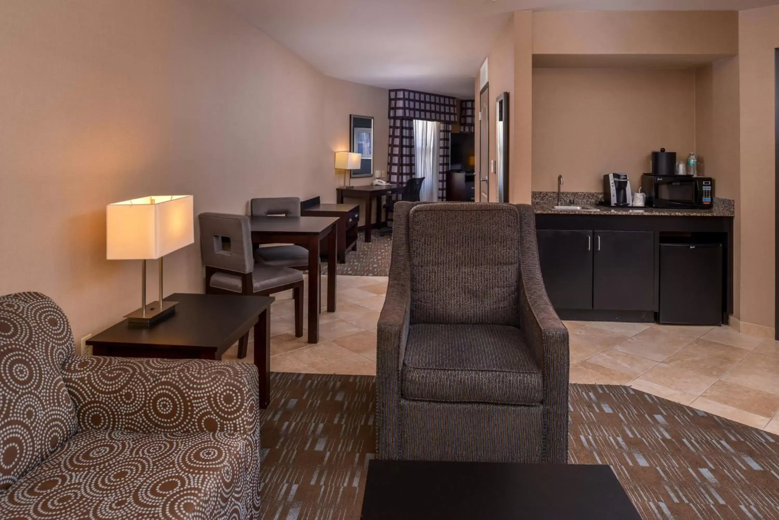 Photo of the whole room, Seating Area in Holiday Inn Ontario Airport - California, an IHG Hotel
