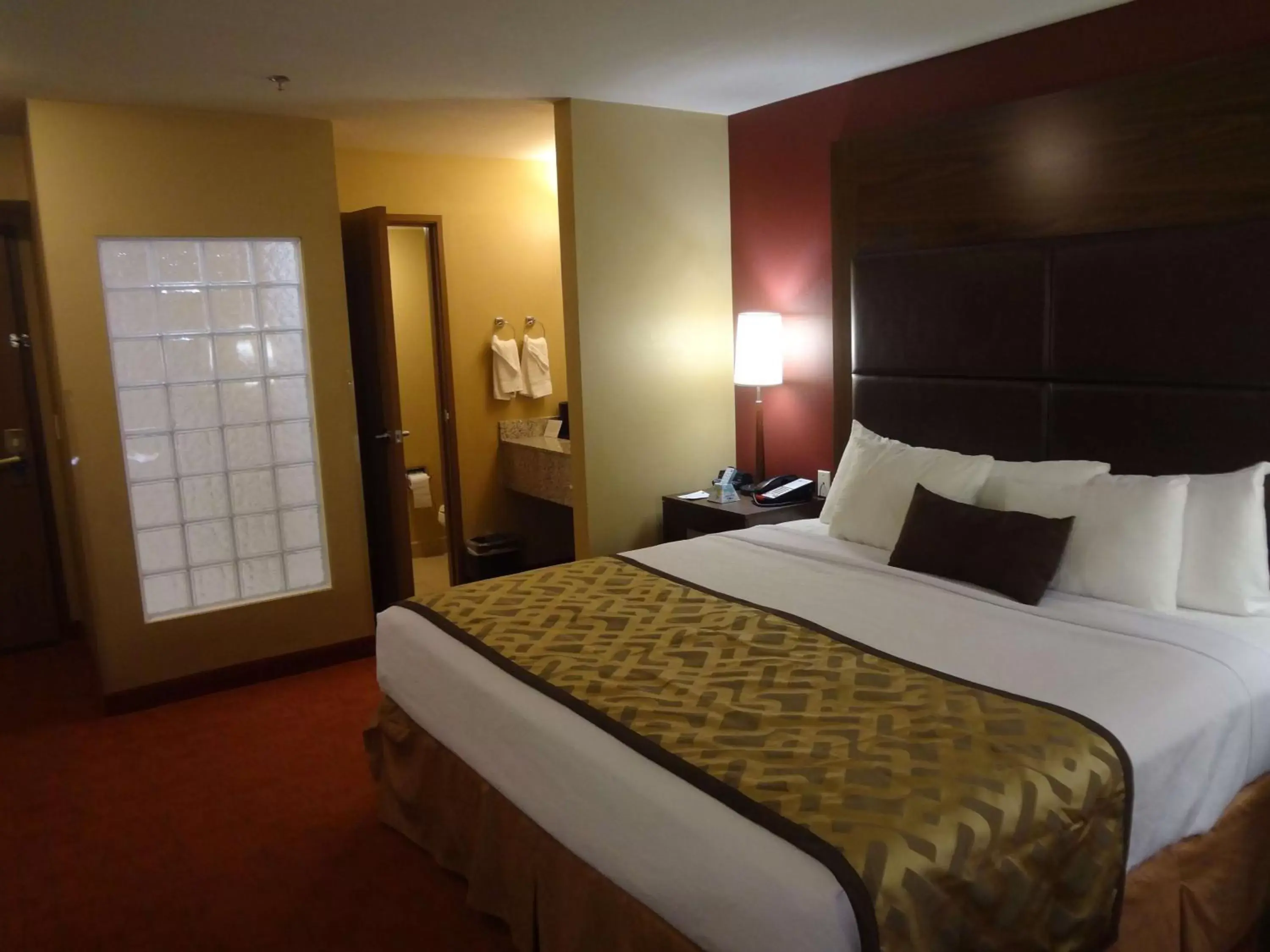 Photo of the whole room, Bed in Best Western Plus Tulsa Woodland Hills Hotel and Suites