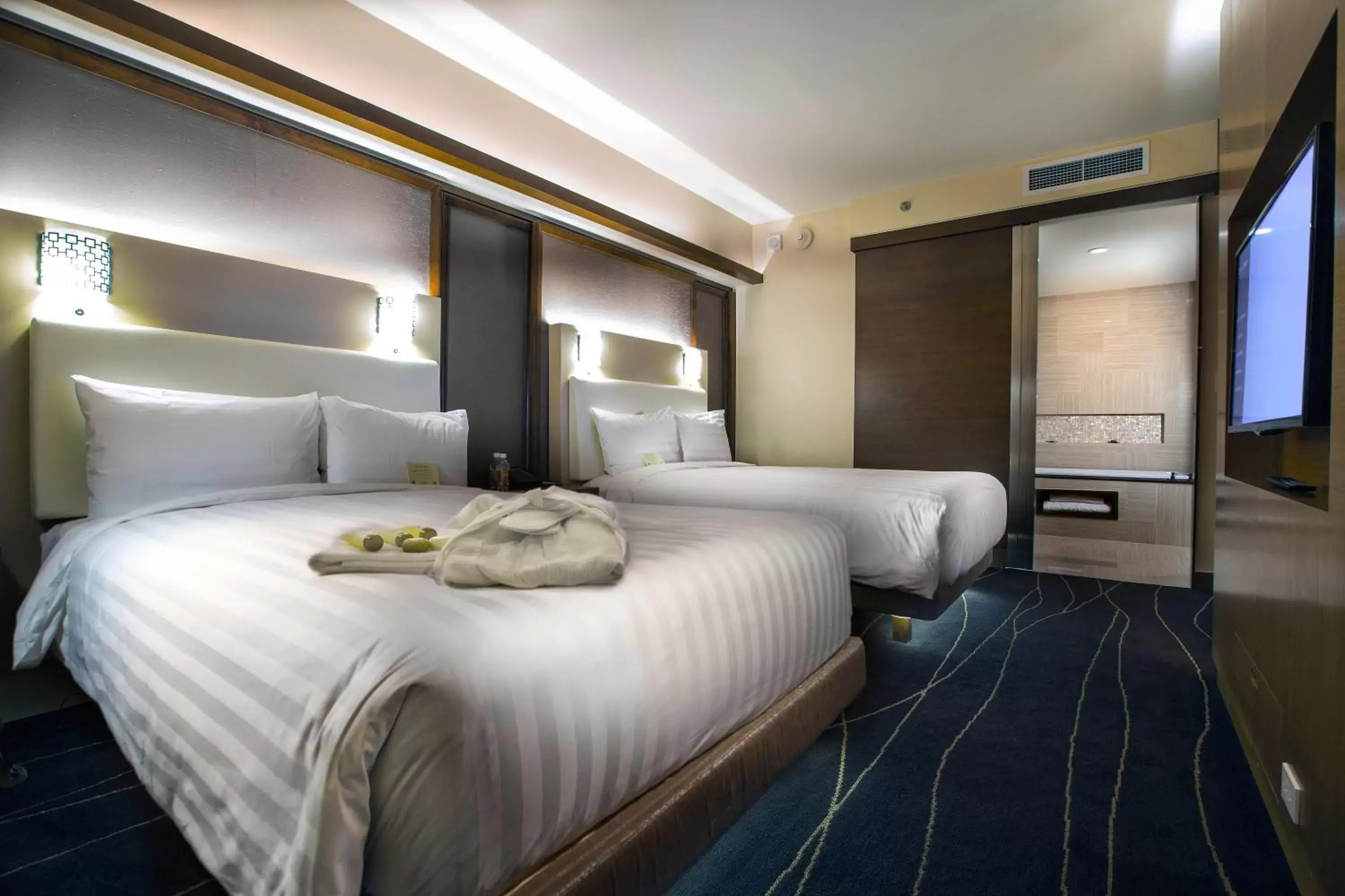 Bedroom, Bed in Dusit Thani Guam Resort