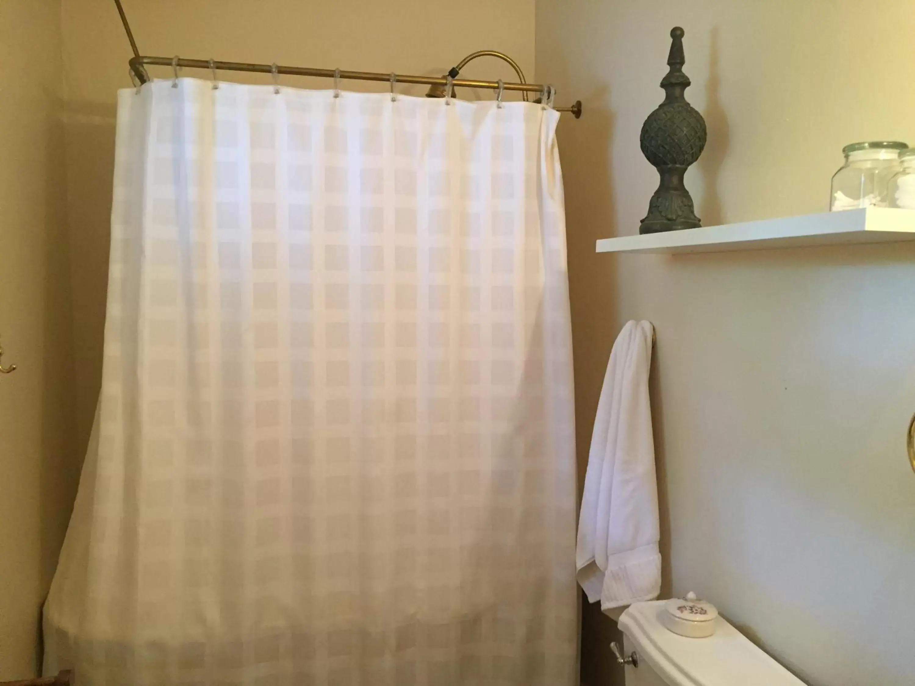 Shower, Bathroom in White Oak Manor Bed and Breakfast