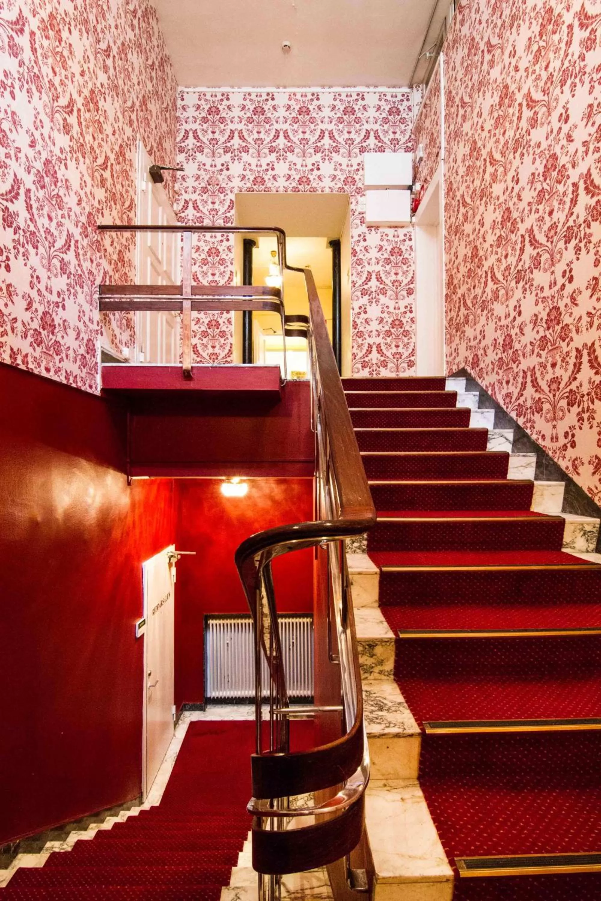 Facade/entrance in Mayfair Hotel Tunneln