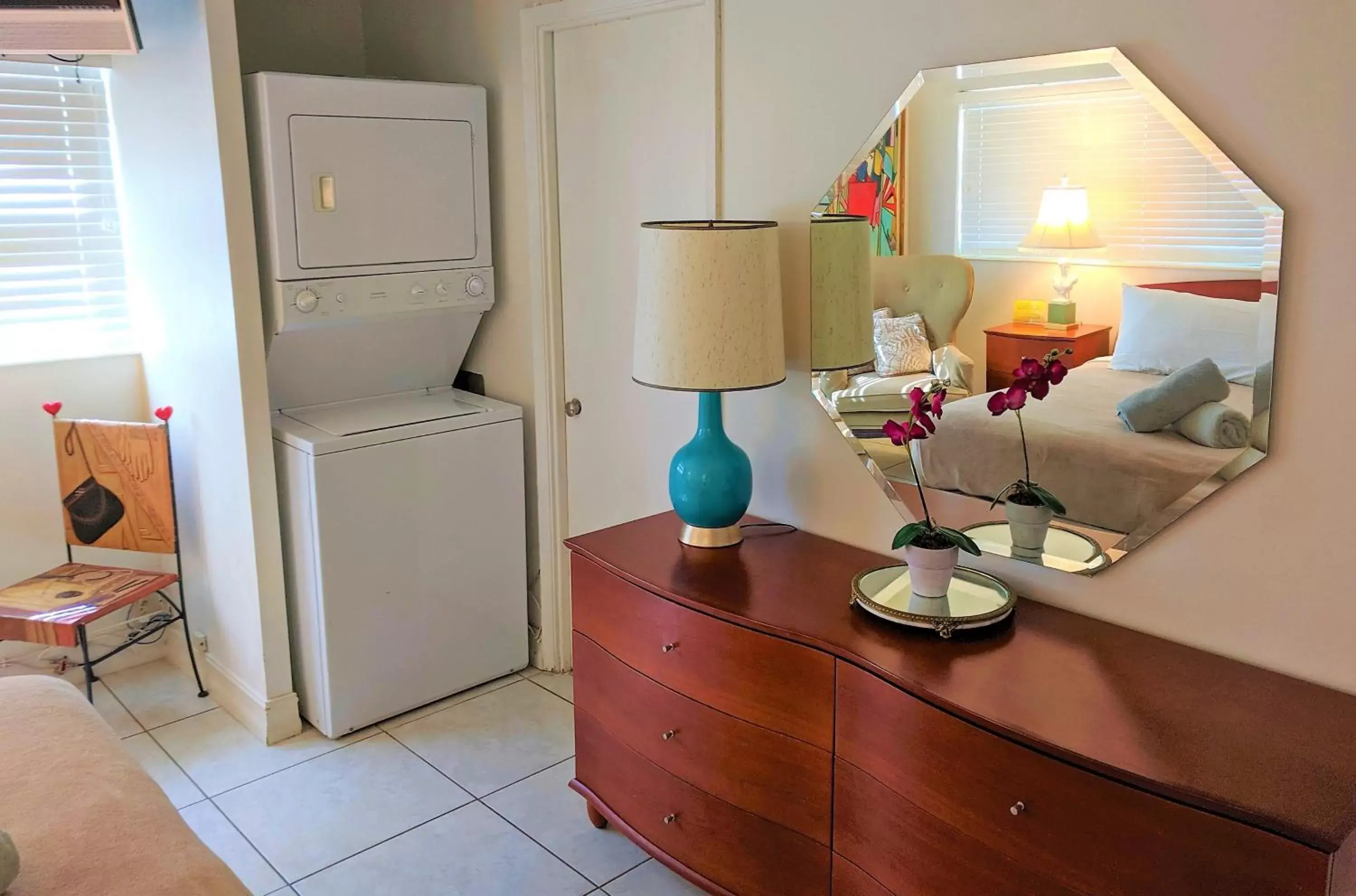 washing machine, Bed in Manhattan Tower Apartment Hotel