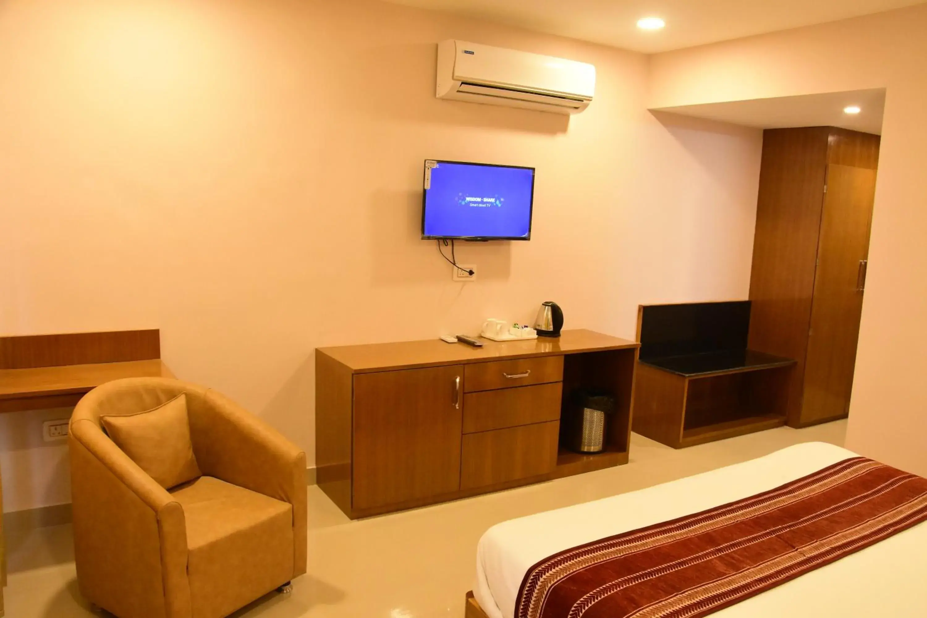 Coffee/tea facilities, TV/Entertainment Center in Hotel Rama Trident