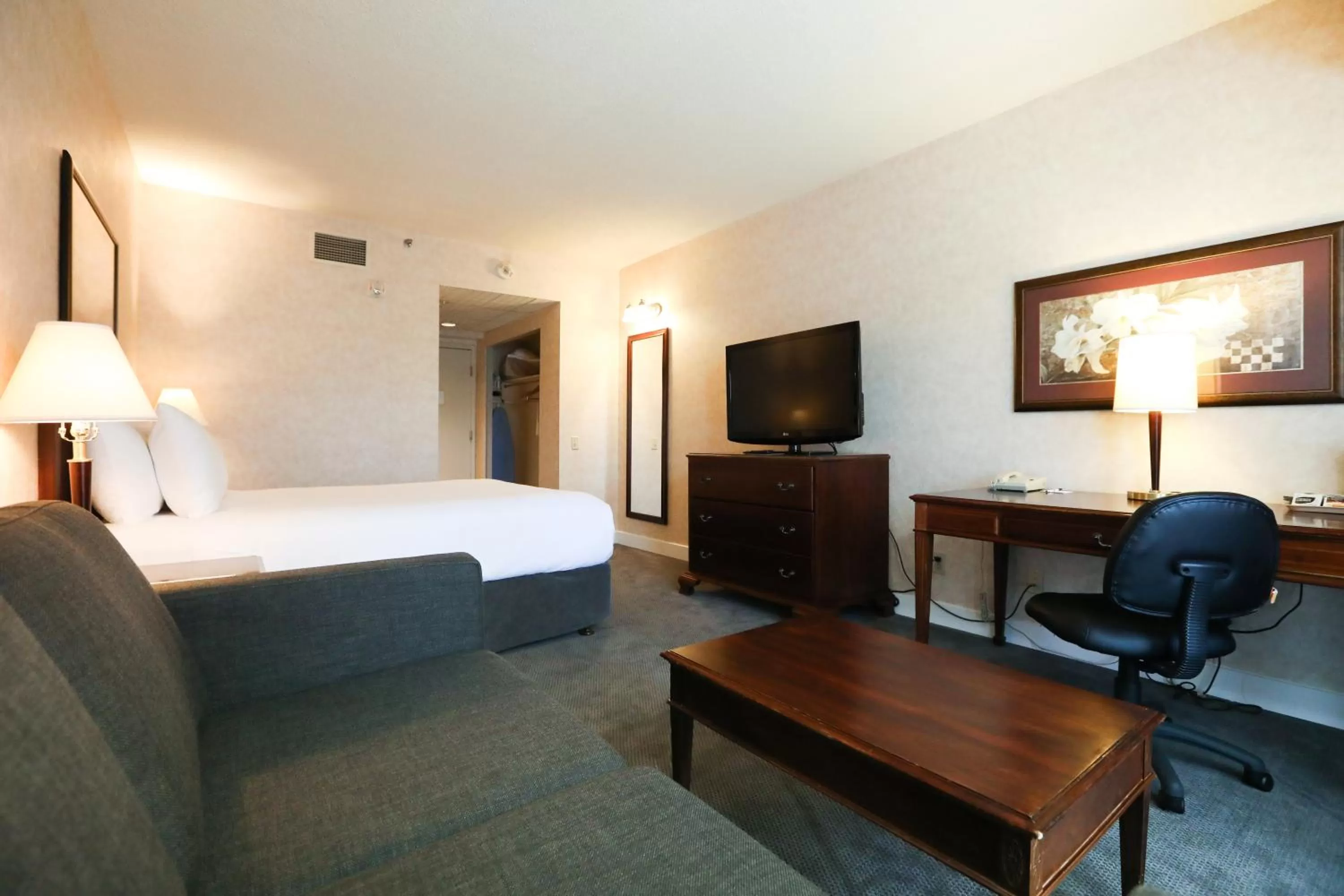 Standard Queen Room in Atrium Inn Vancouver