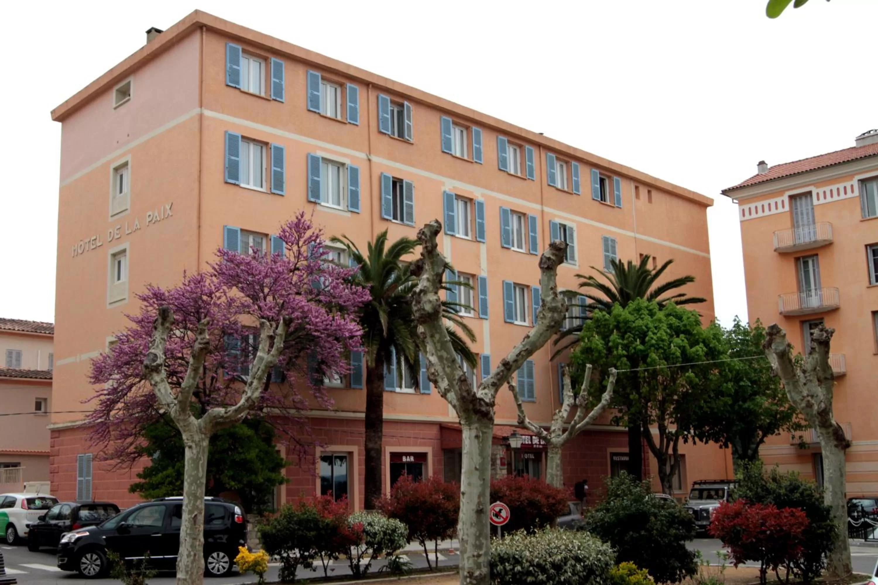 Facade/entrance in Hotel de La Paix