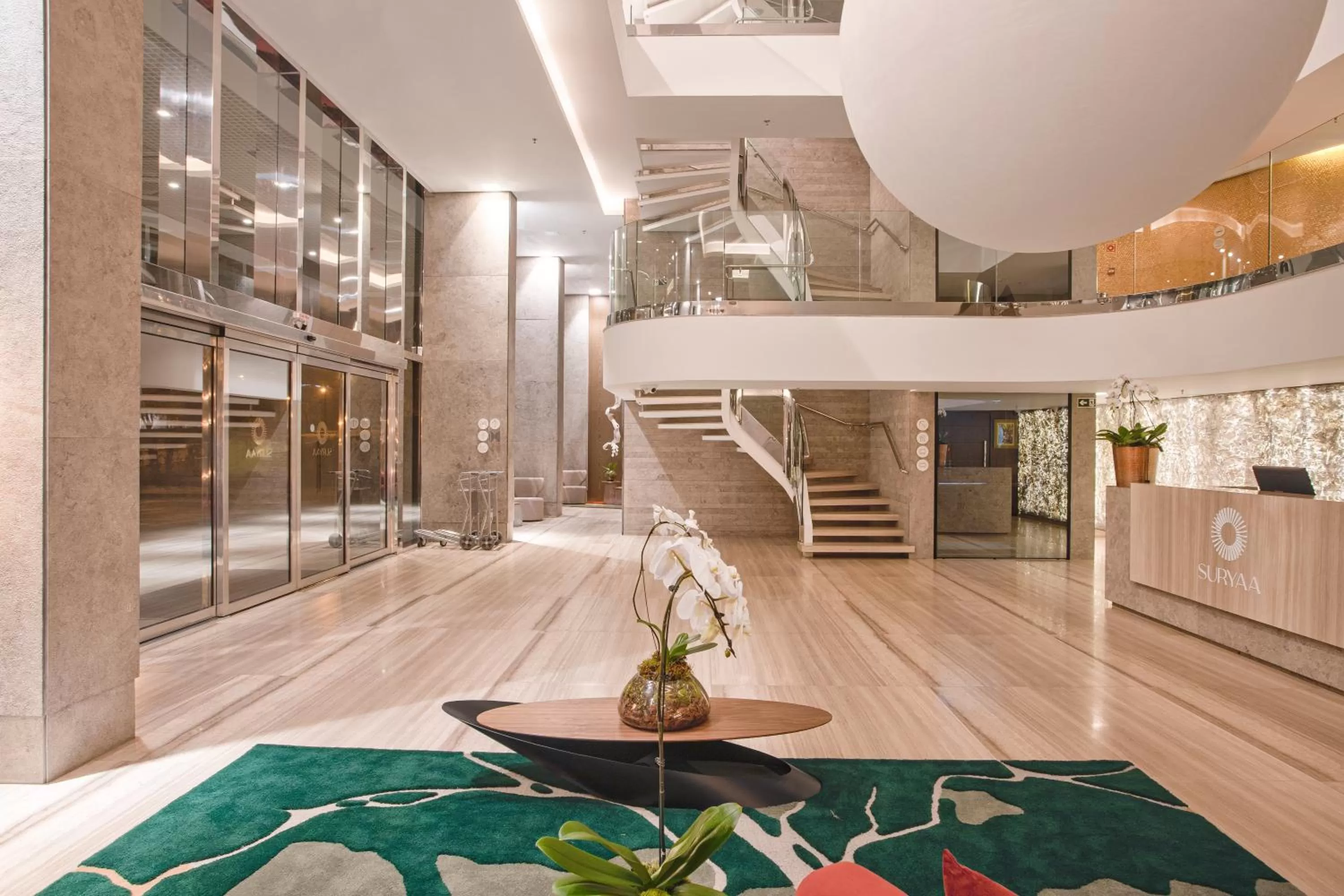 Lobby or reception in Suryaa Hotel Pinhais, Curio Collection by Hilton