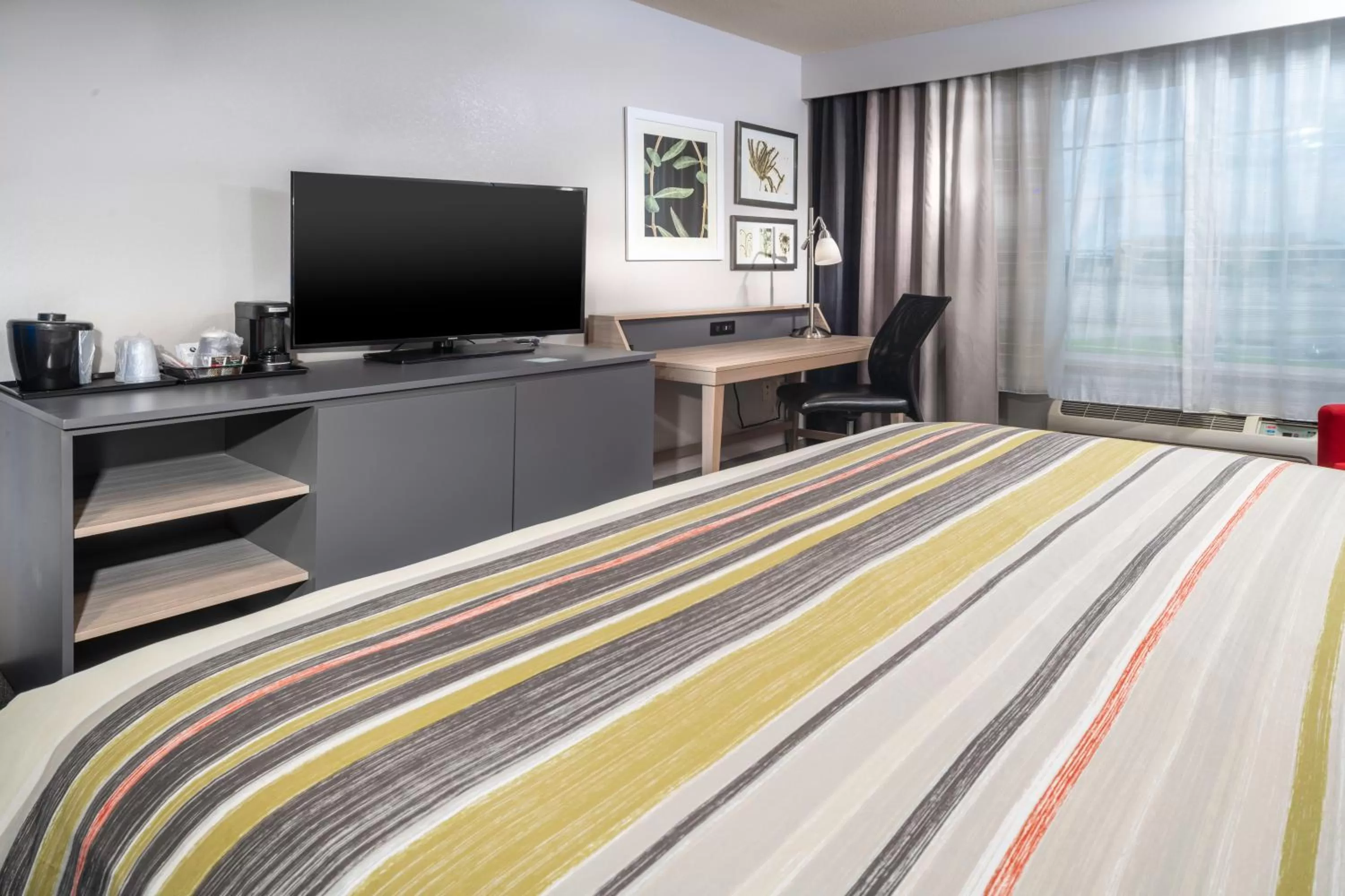 Bedroom, Bed in Country Inn & Suites by Radisson, Rocky Mount, NC