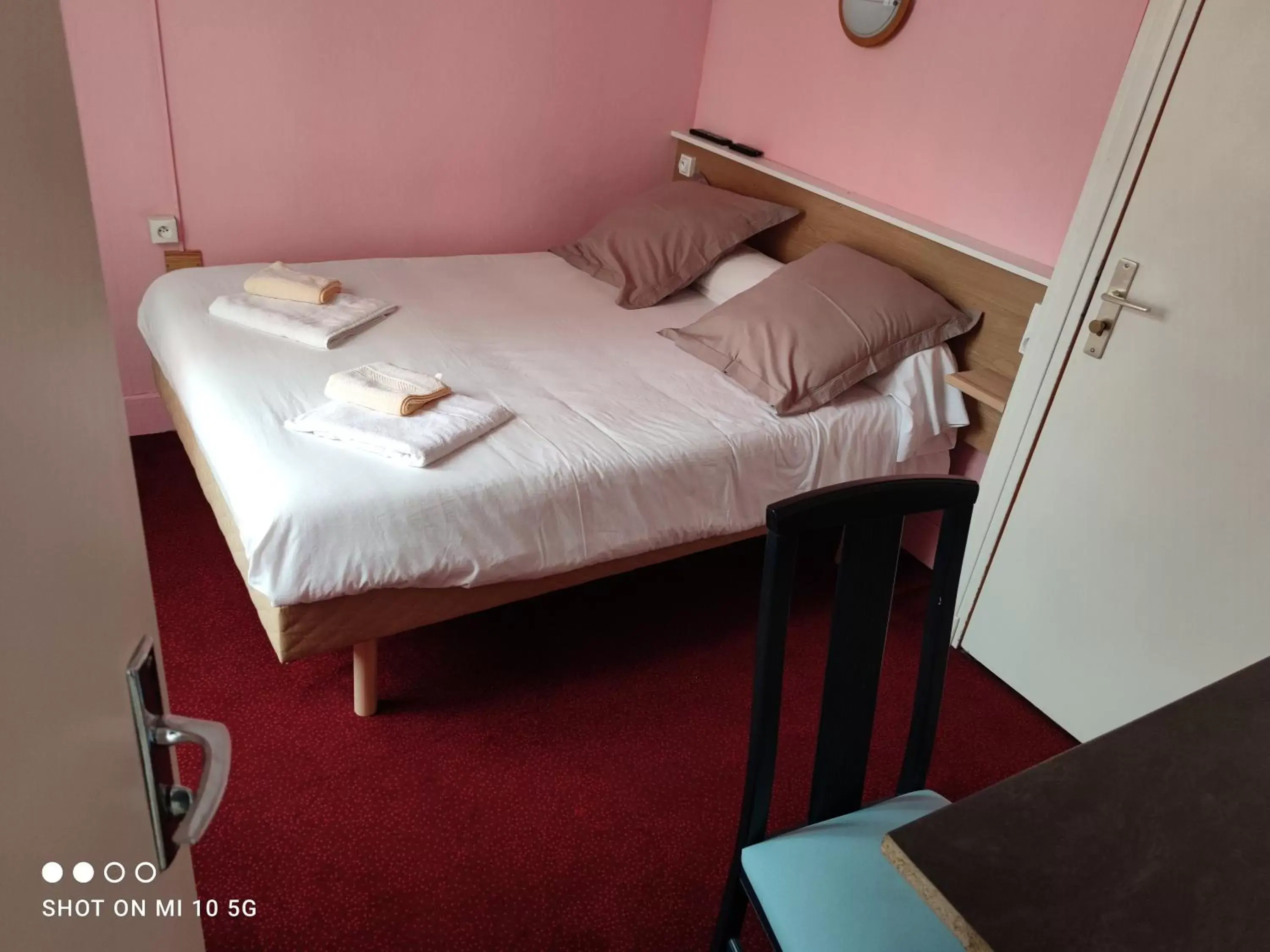 Bed in Hotel Du Rocher