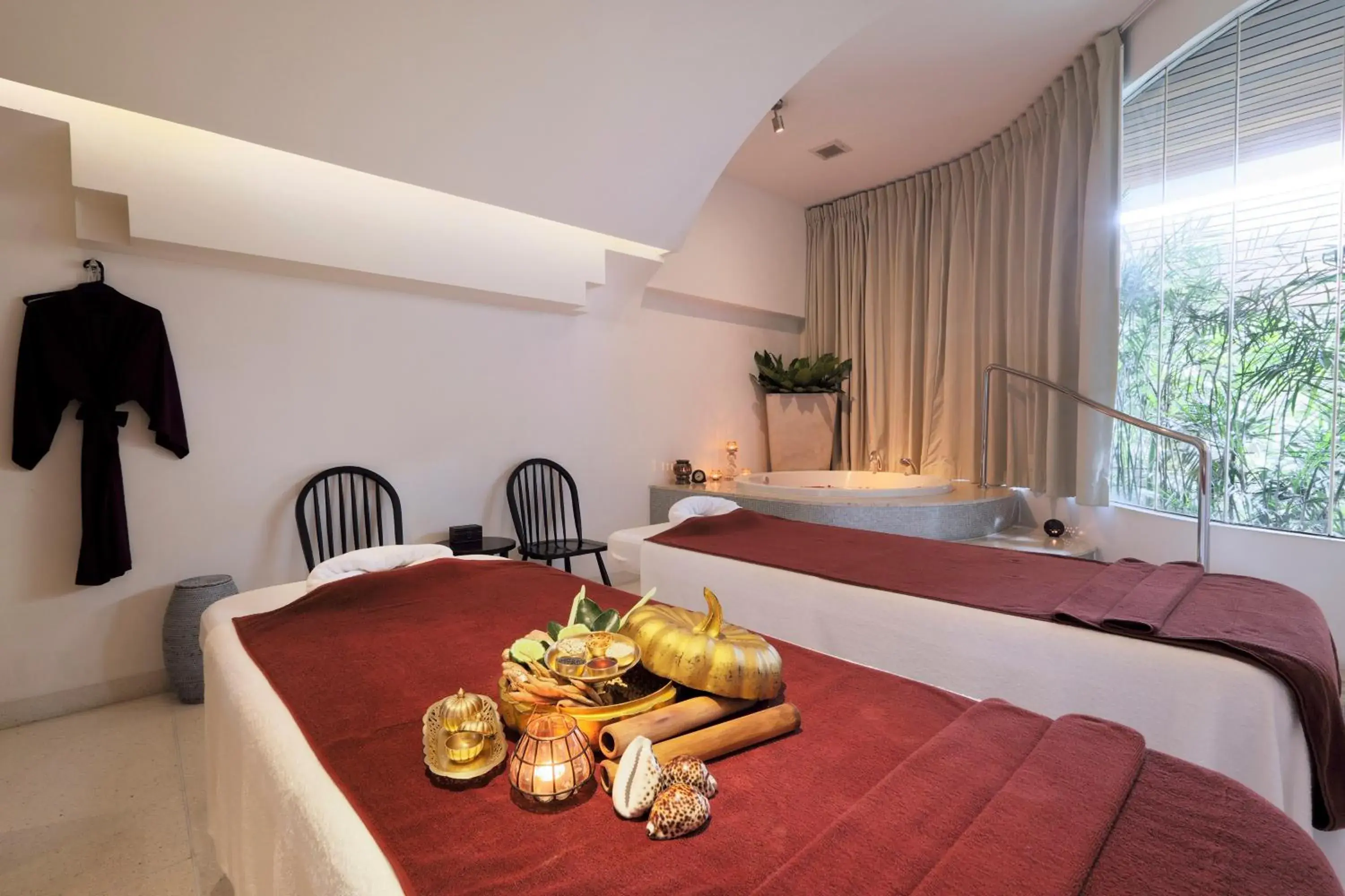 Massage in LiT BANGKOK Hotel - SHA Extra Plus