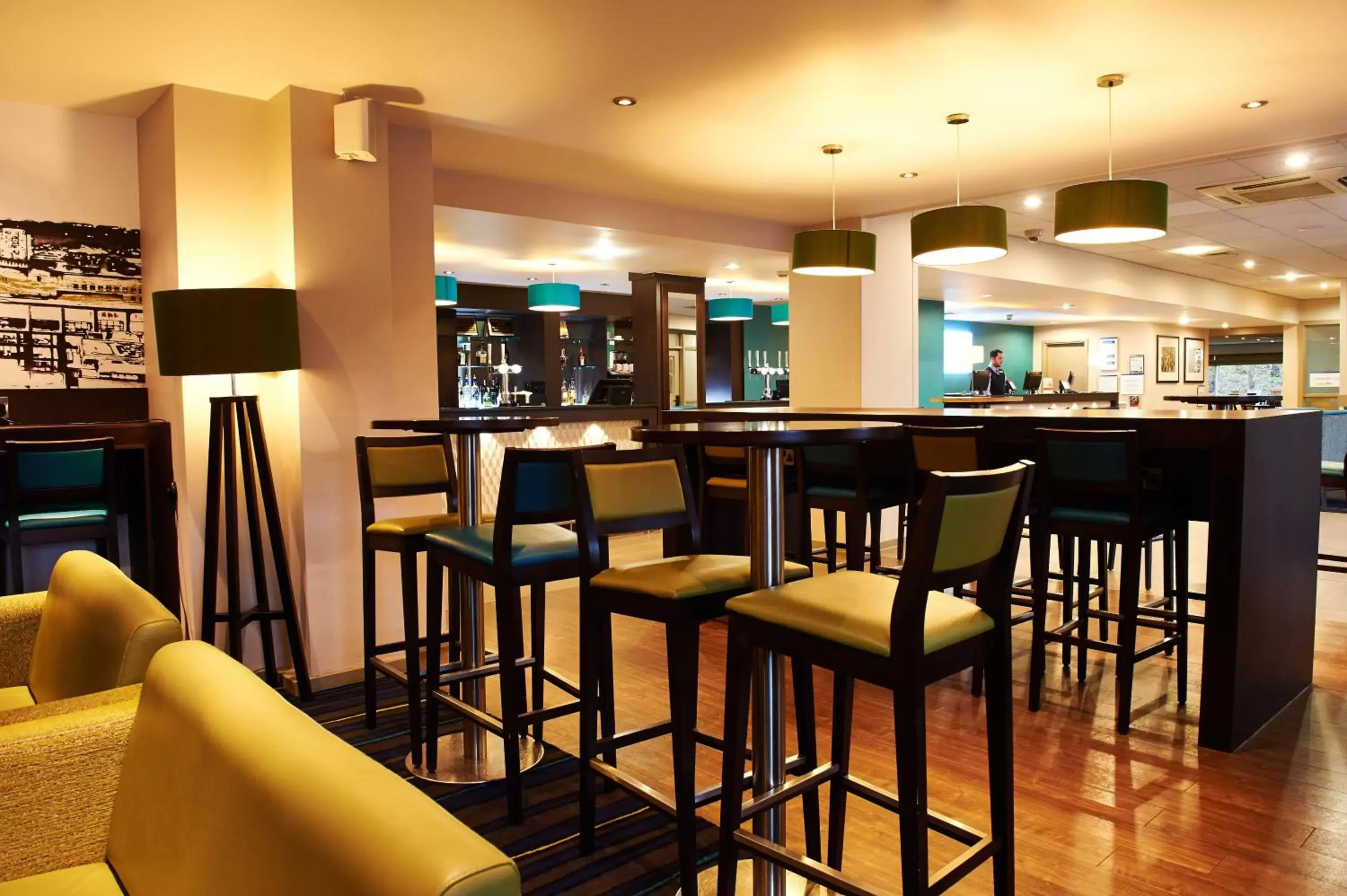 Lounge or bar, Restaurant/Places to Eat in Holiday Inn Express Manchester Airport, an IHG Hotel