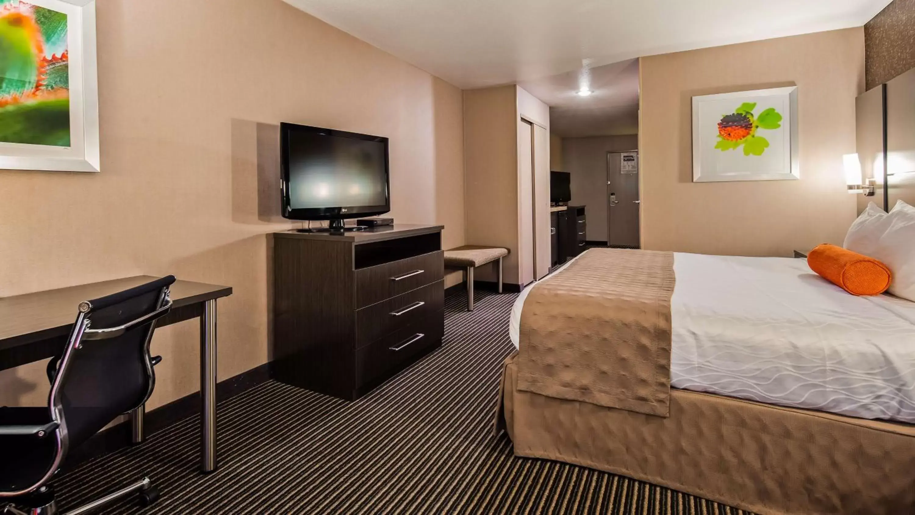 Photo of the whole room, Bed in Best Western Plus Rama Inn & Suites Photo of the whole room, Bed in Best Western Plus Rama Inn & Suites