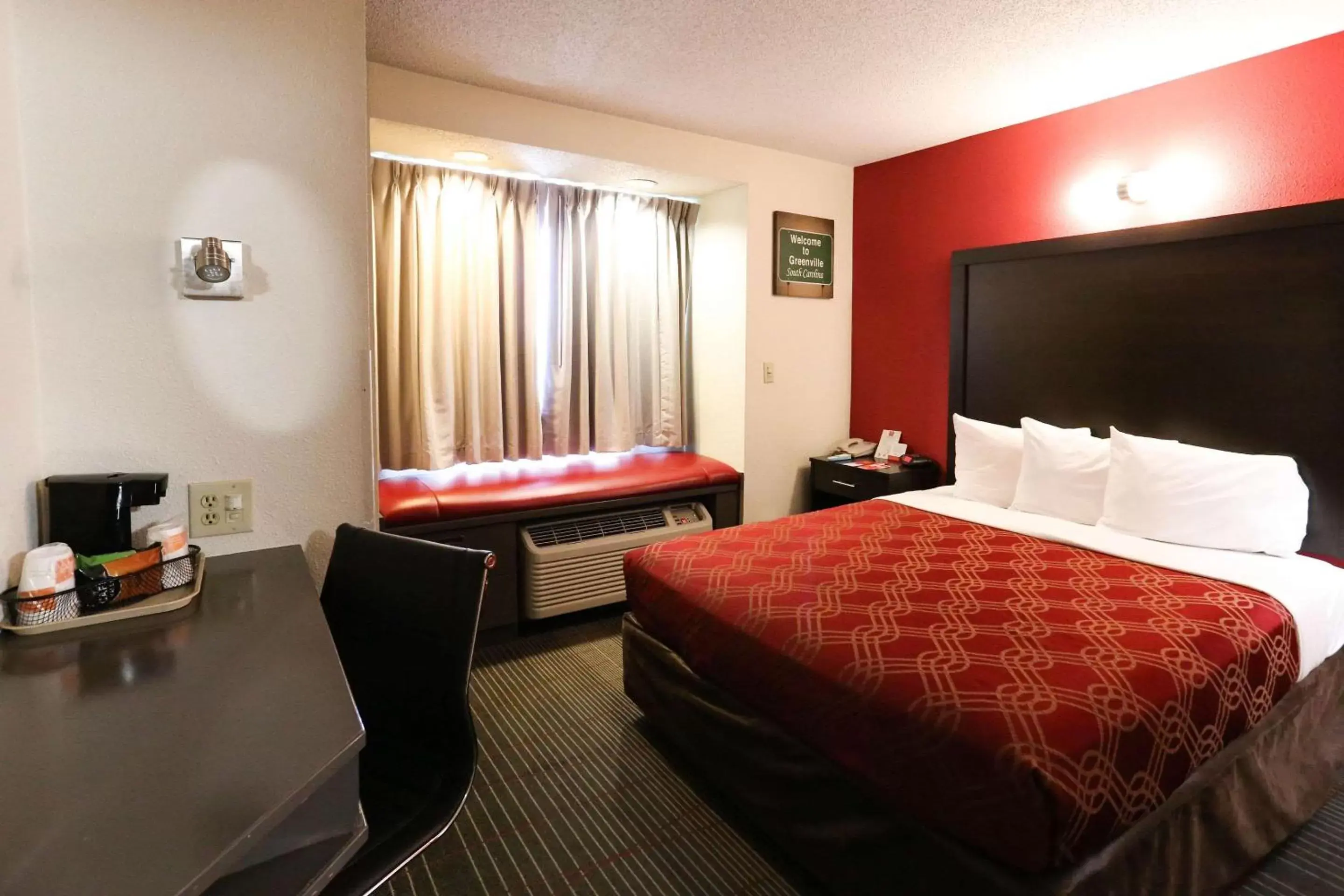 Photo of the whole room, Bed in Econo Lodge Inn and Suites Greenville