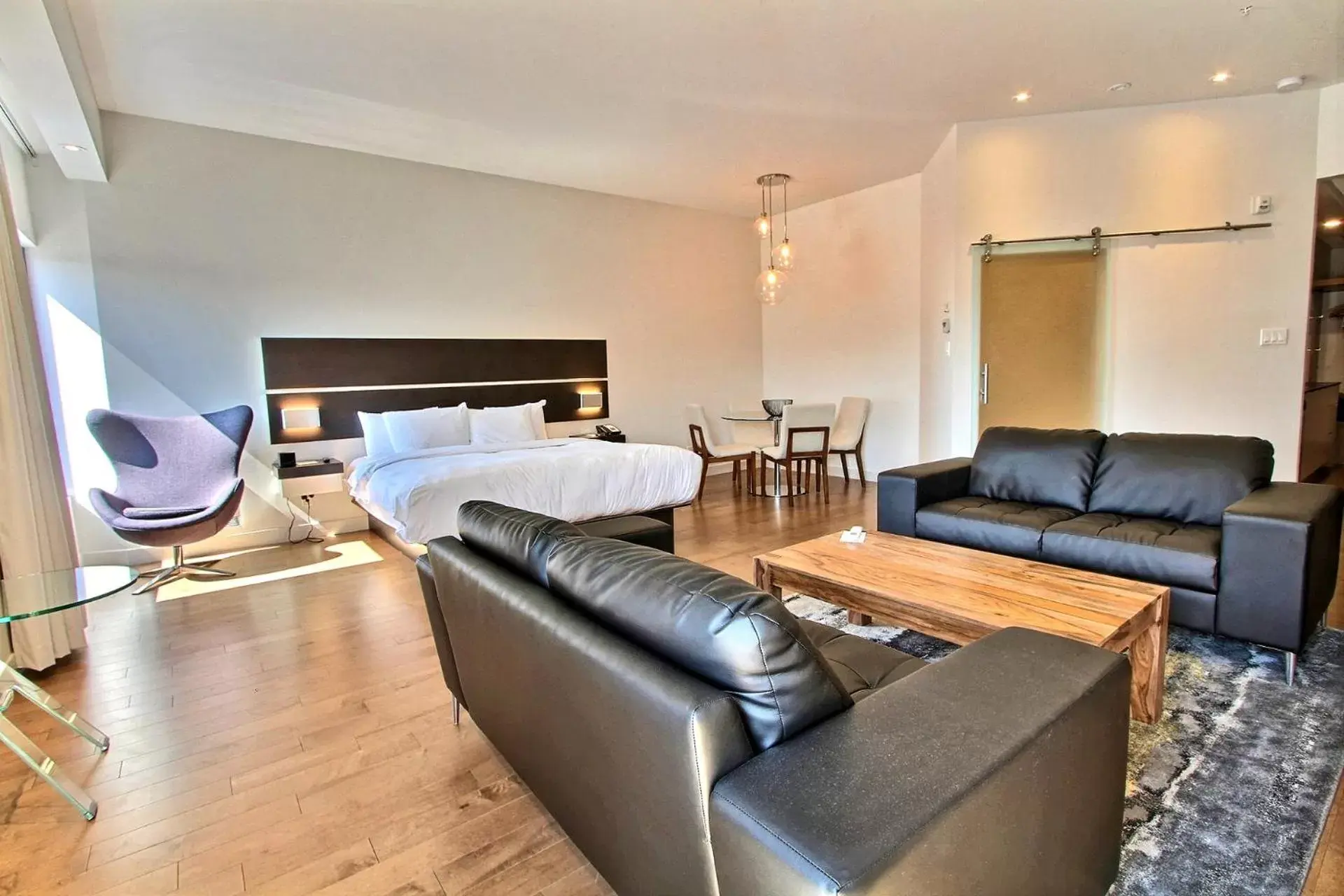 Photo of the whole room, Seating Area in Hôtel Le Navigateur