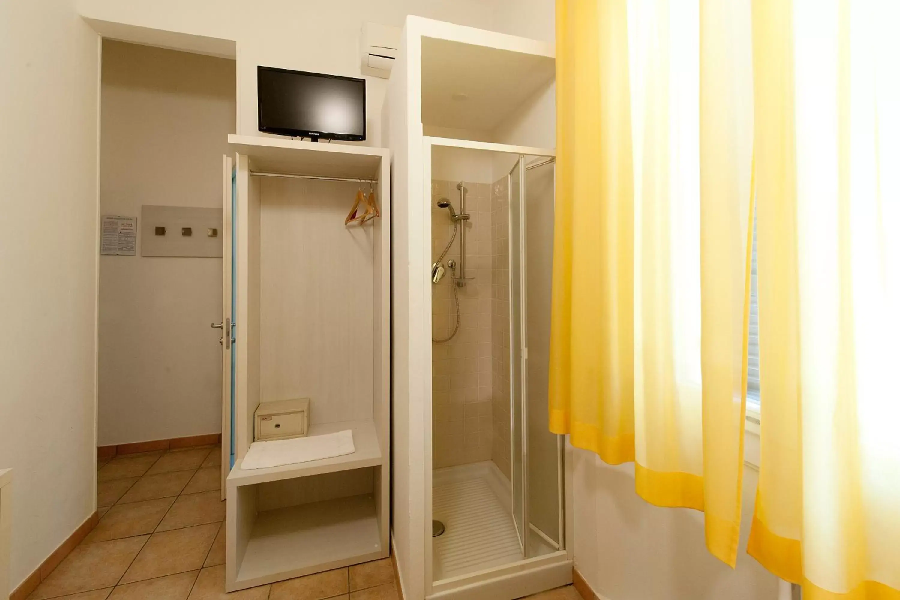 Bathroom, TV/Entertainment Center in Hotel Gardenia