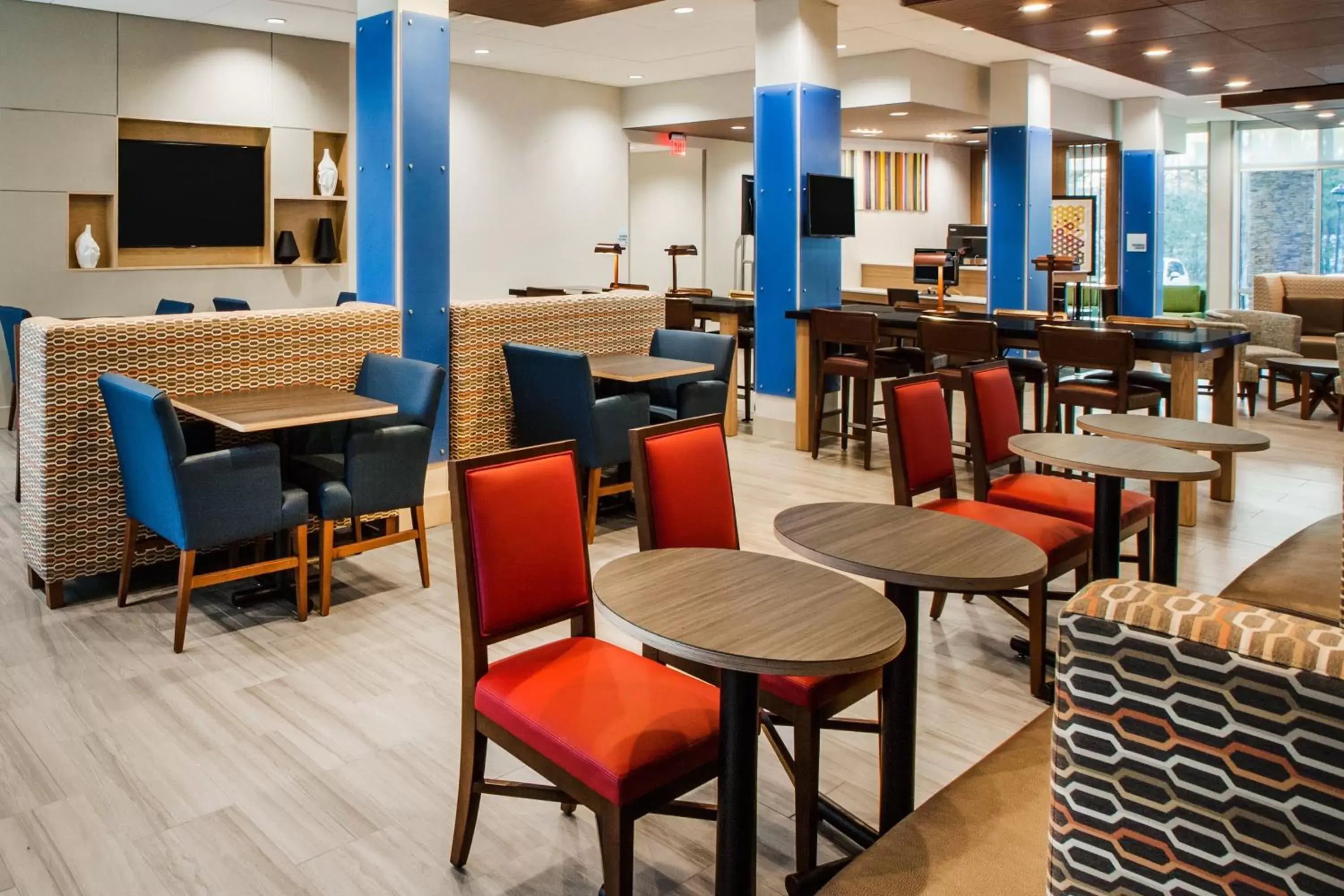 Property building, Restaurant/Places to Eat in Holiday Inn Express Hotel & Suites Murray, an IHG Hotel