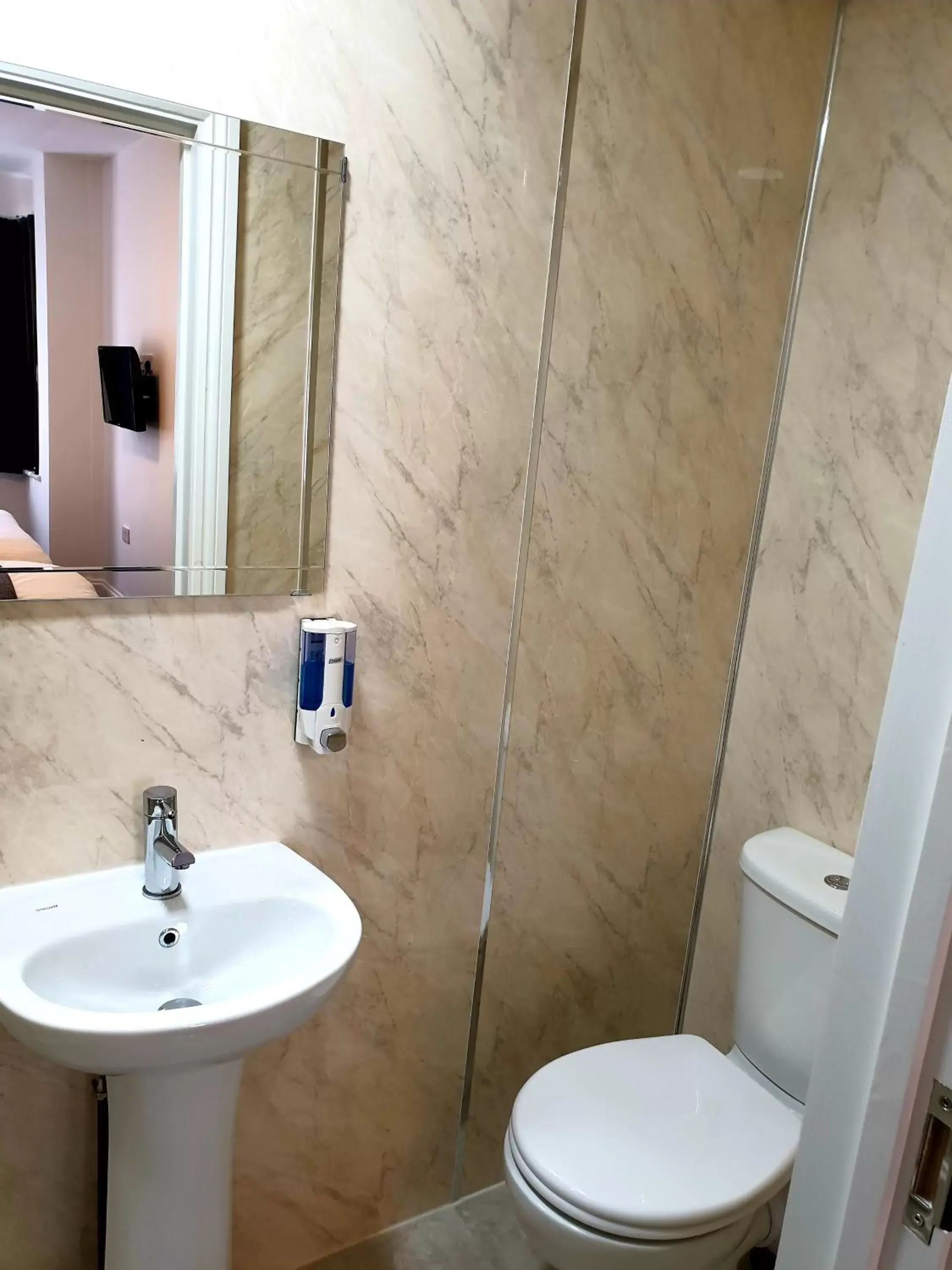 Toilet, Bathroom in Wanstead Hotel