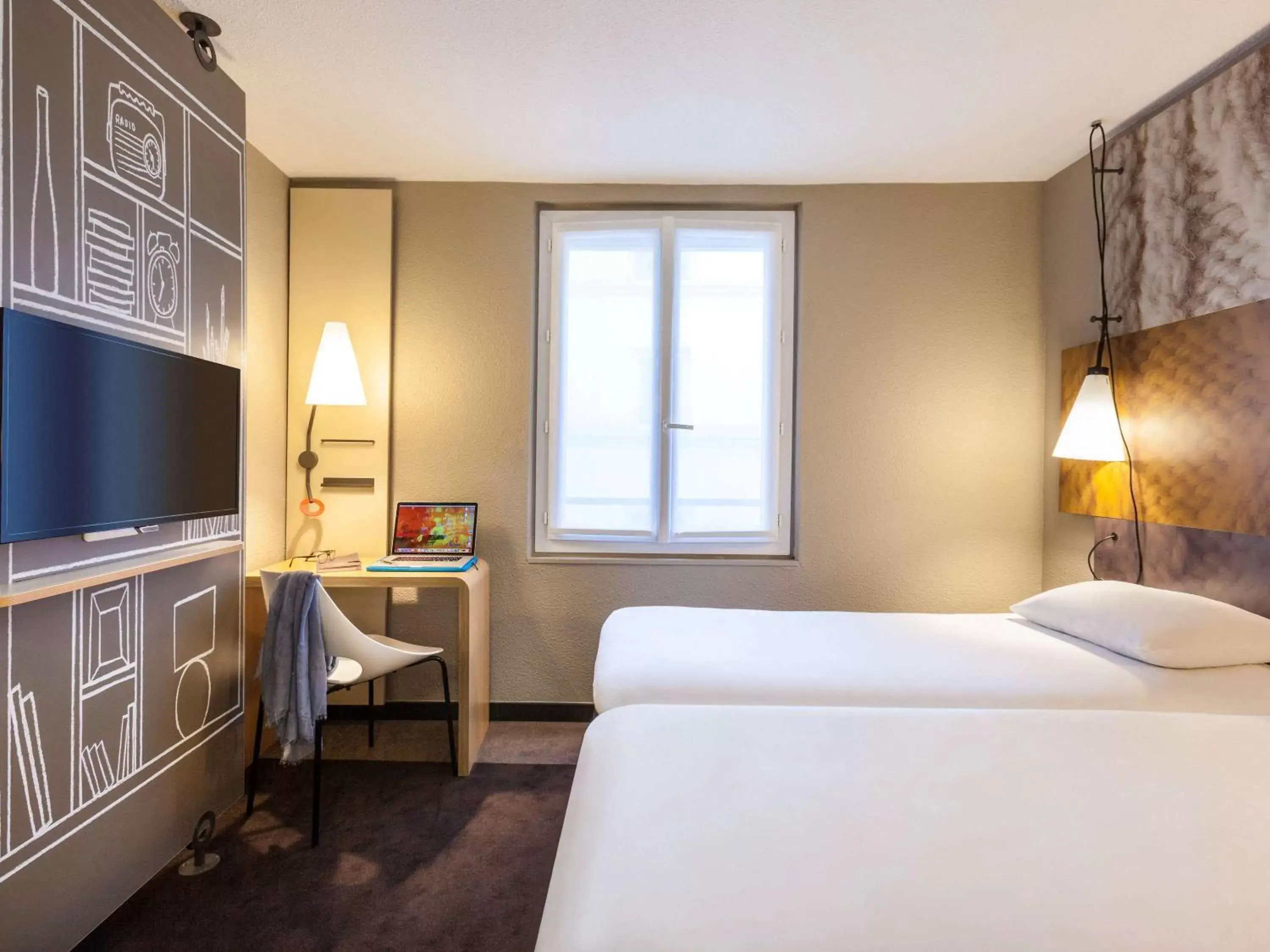 Photo of the whole room, Bed in ibis Marne La Vallee Champs-sur-Marne