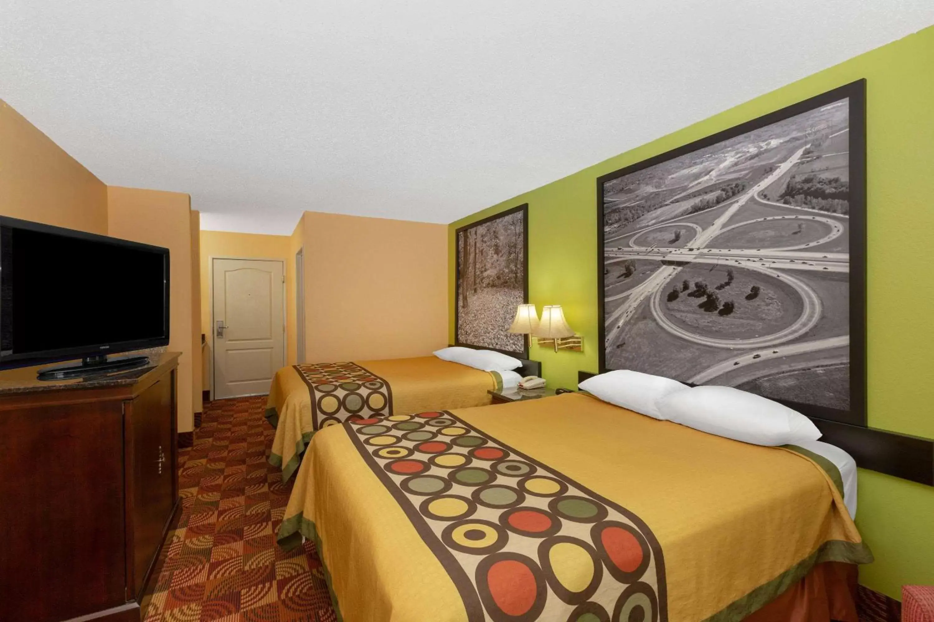 Photo of the whole room, Bed in Super 8 by Wyndham Lake of the Ozarks