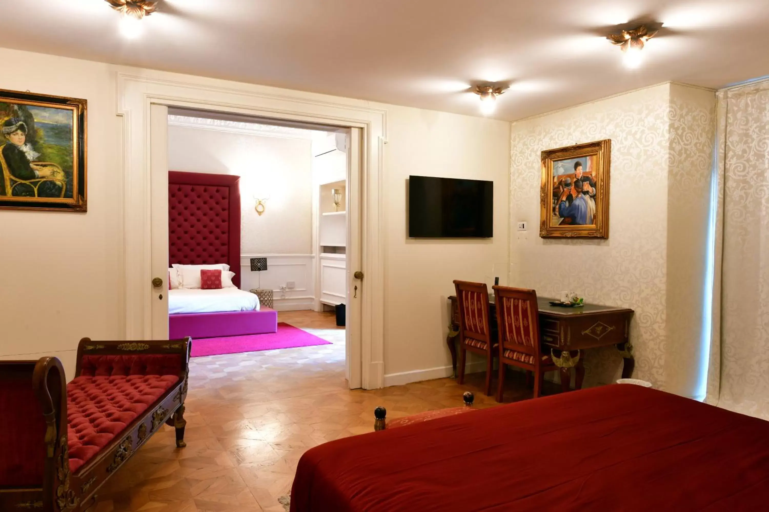 Communal lounge/ TV room, Bed in Sisuites