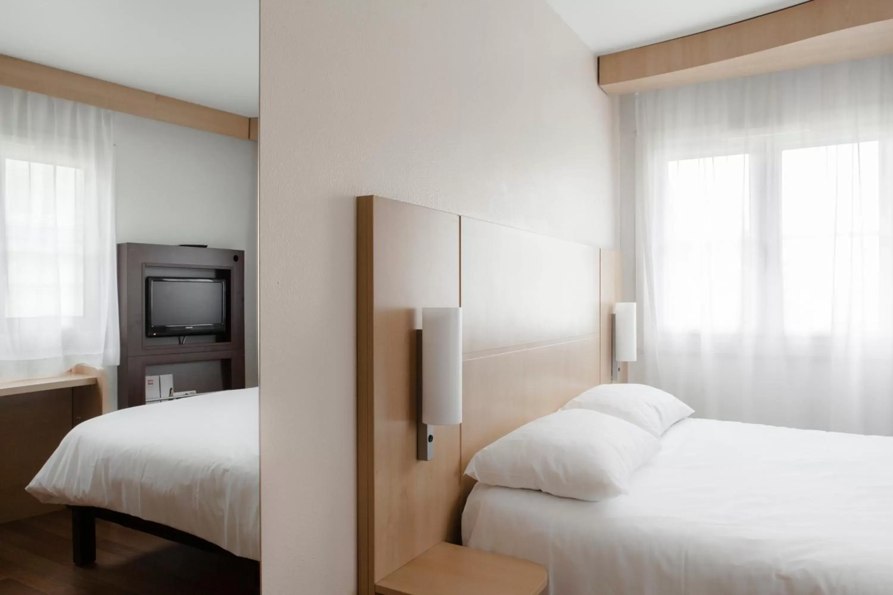 Photo of the whole room, Bed in ibis Lille Centre Grand Place