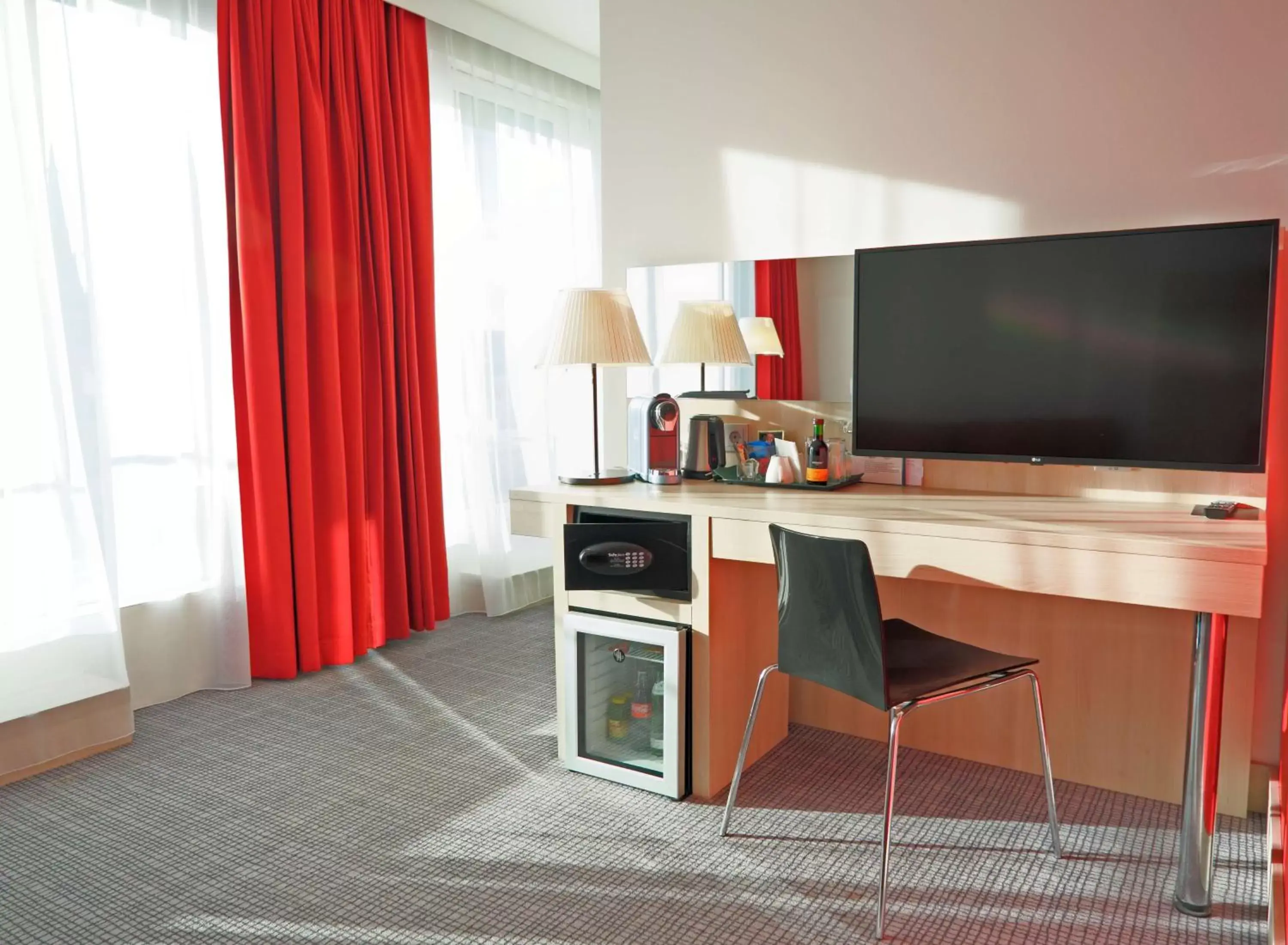 Photo of the whole room, TV/Entertainment Center in Park Inn by Radisson Linz