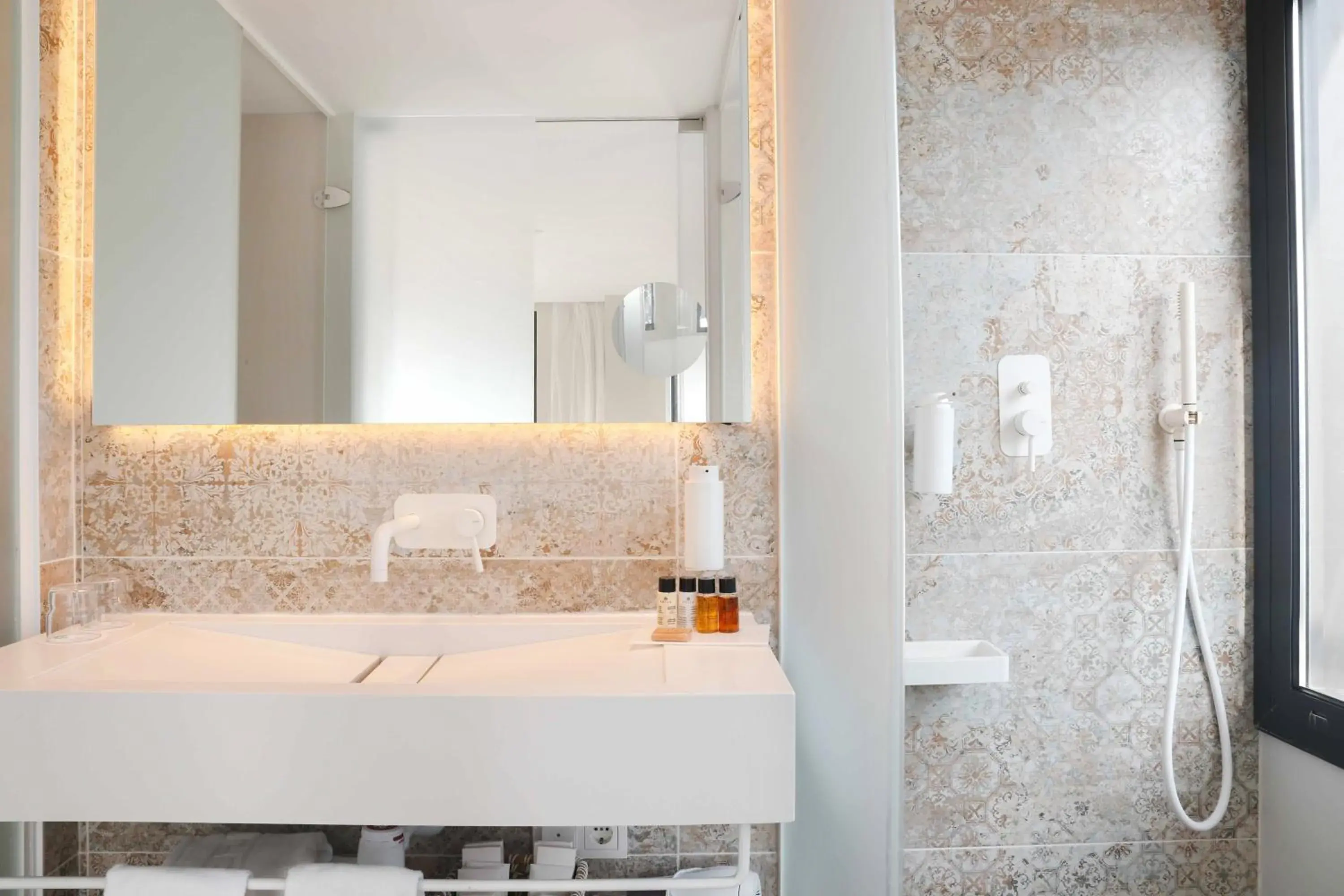 Shower, Bathroom in Hotel Kaktus Playa