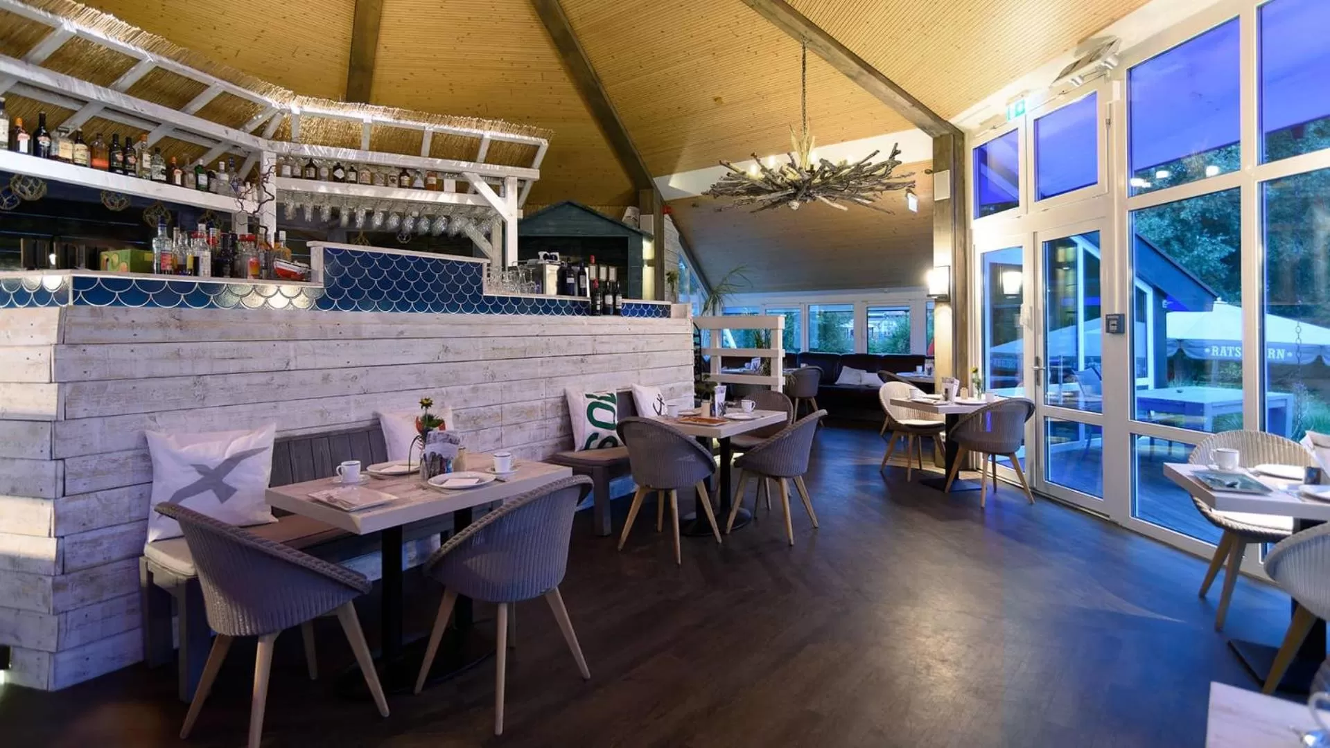 Restaurant/places to eat in Hotel Am Medemufer