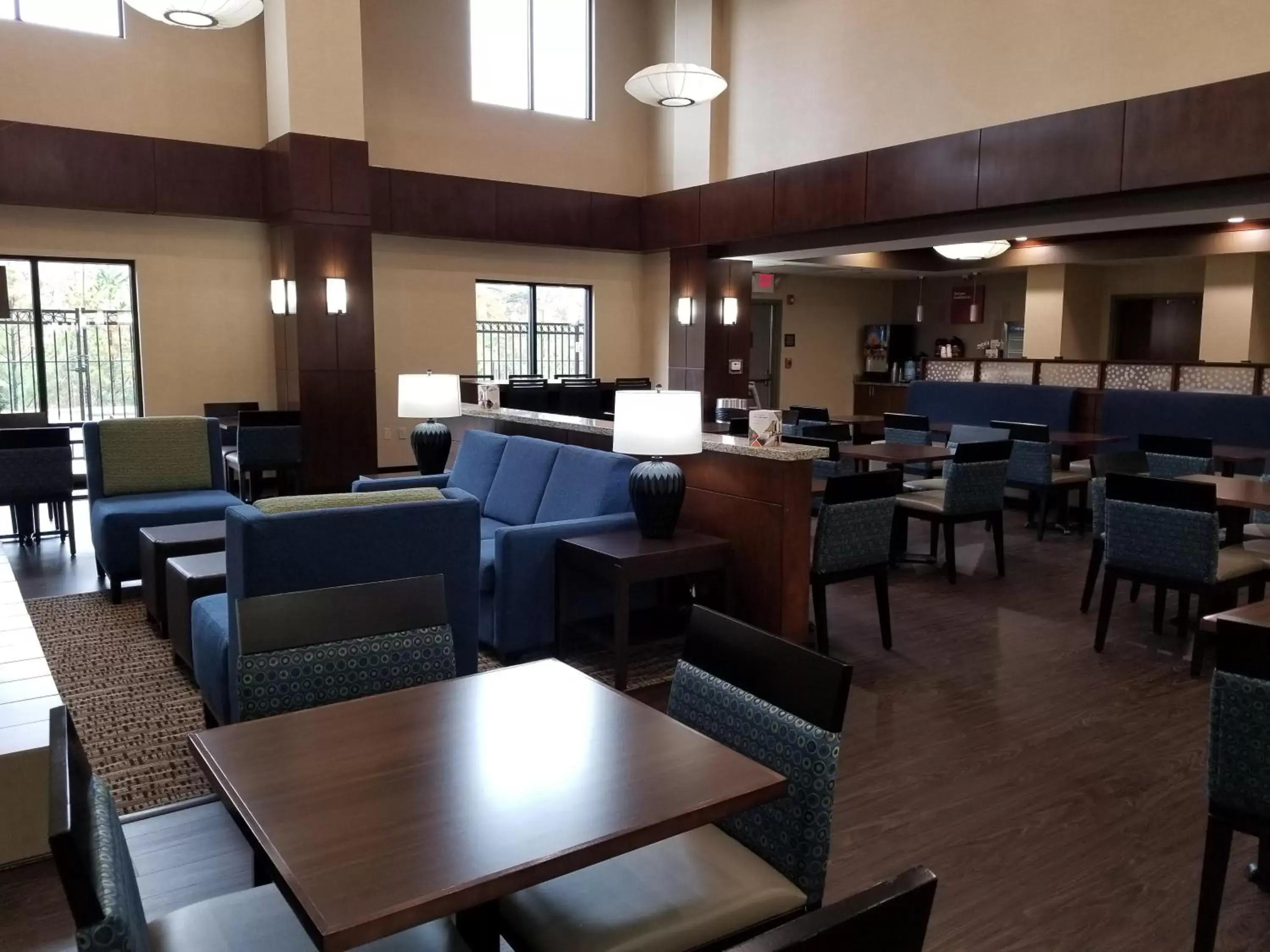 Restaurant/Places to Eat in Comfort Suites Little Rock