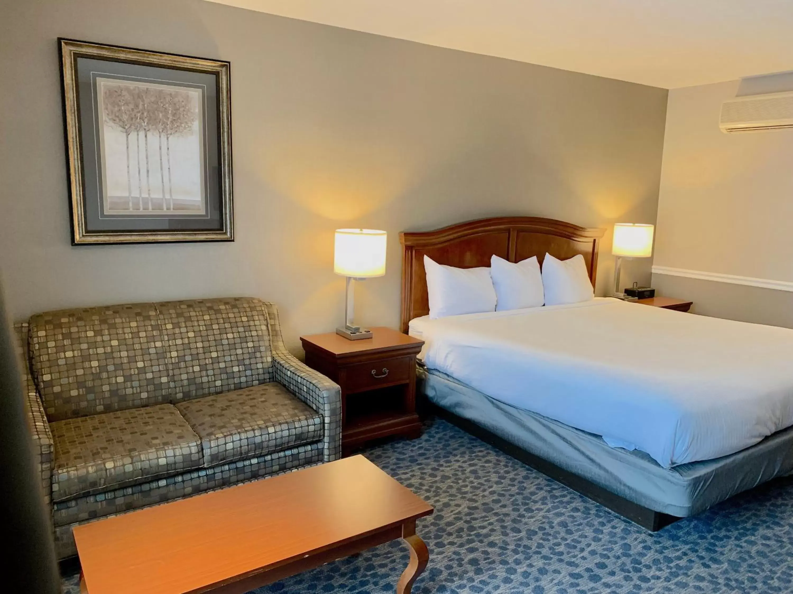 Bedroom, Bed in Golden Gables Inn