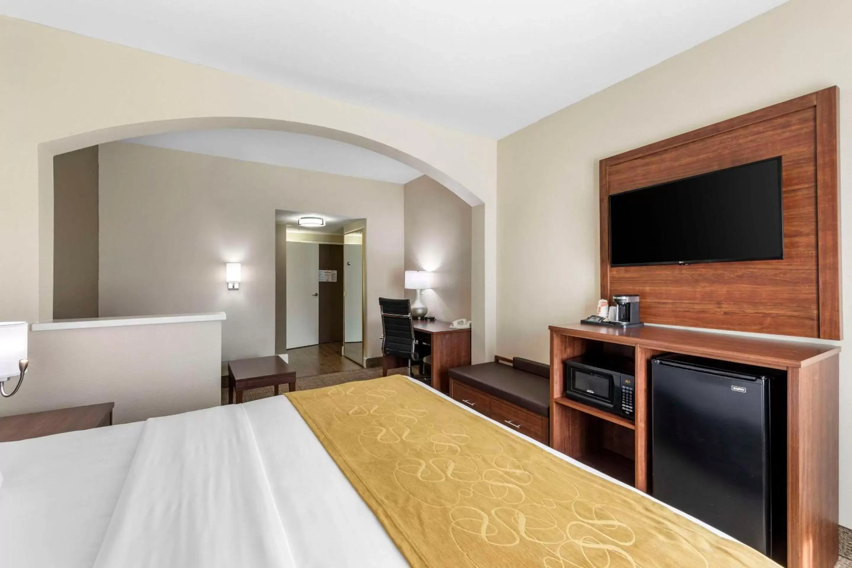 Bedroom, TV/Entertainment Center in Comfort Suites Tulare