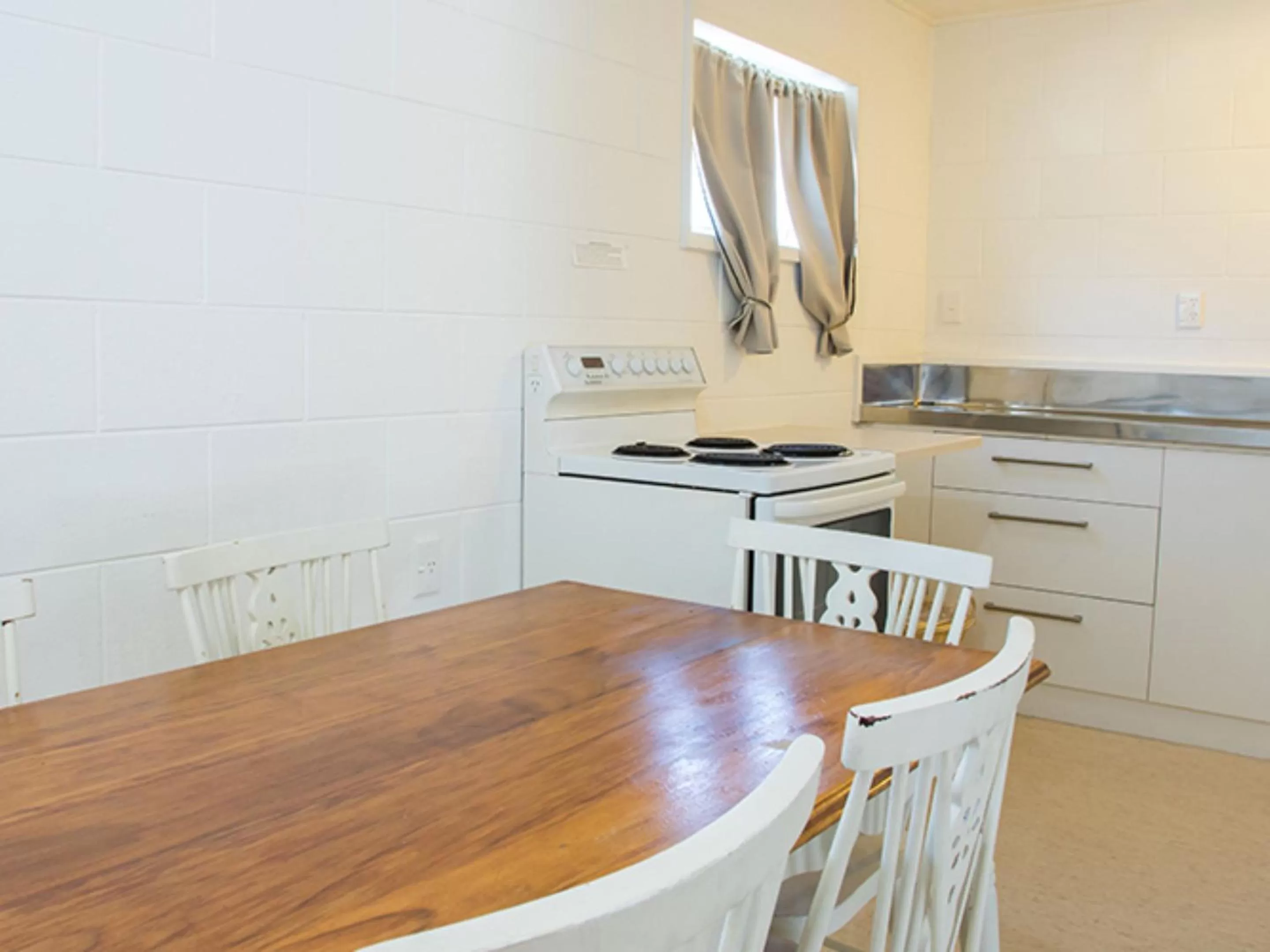 Kitchen or kitchenette in Alpha Motor Inn