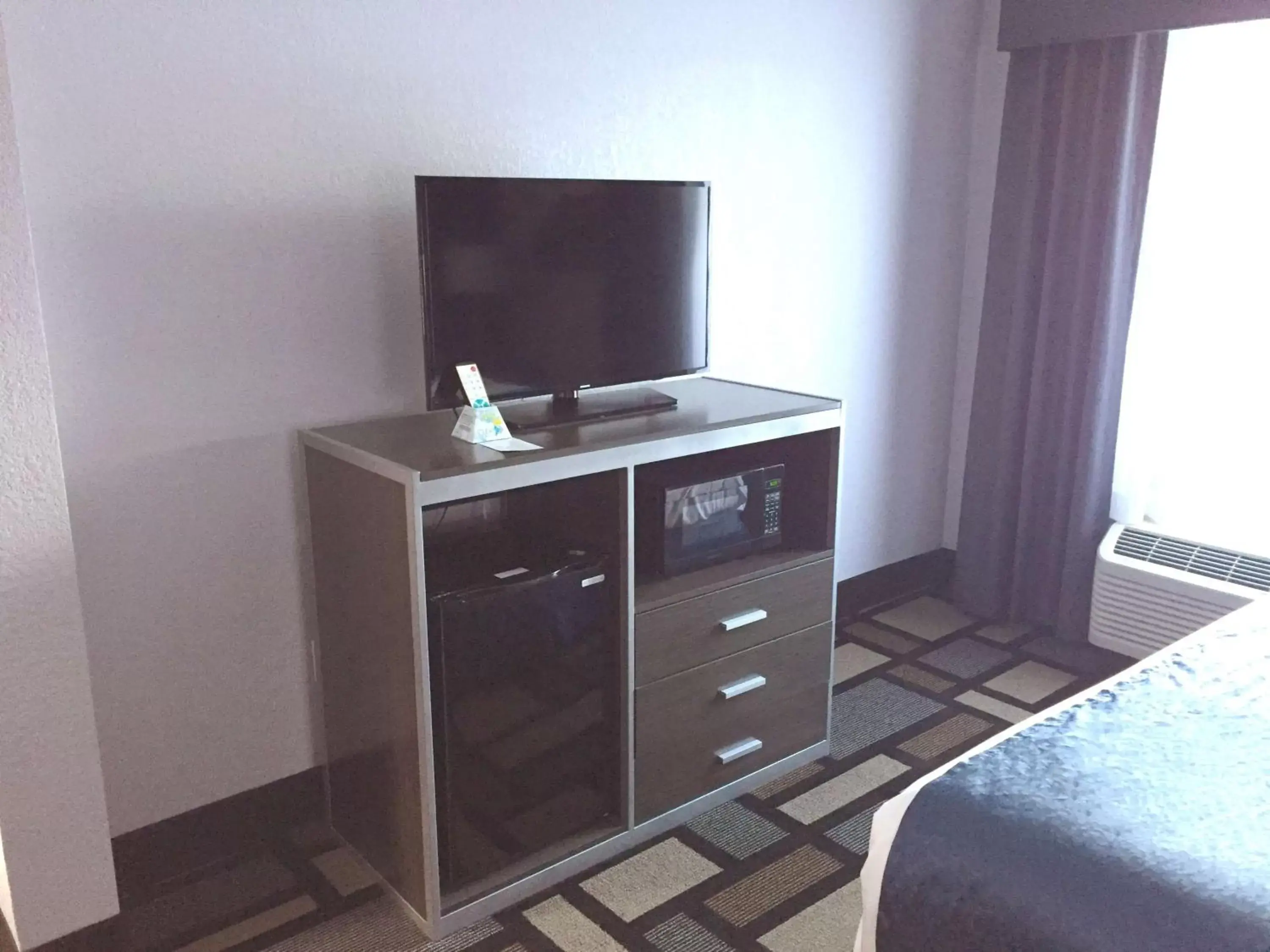 Photo of the whole room, TV/Entertainment Center in Best Western Plus Birmingham Inn & Suites