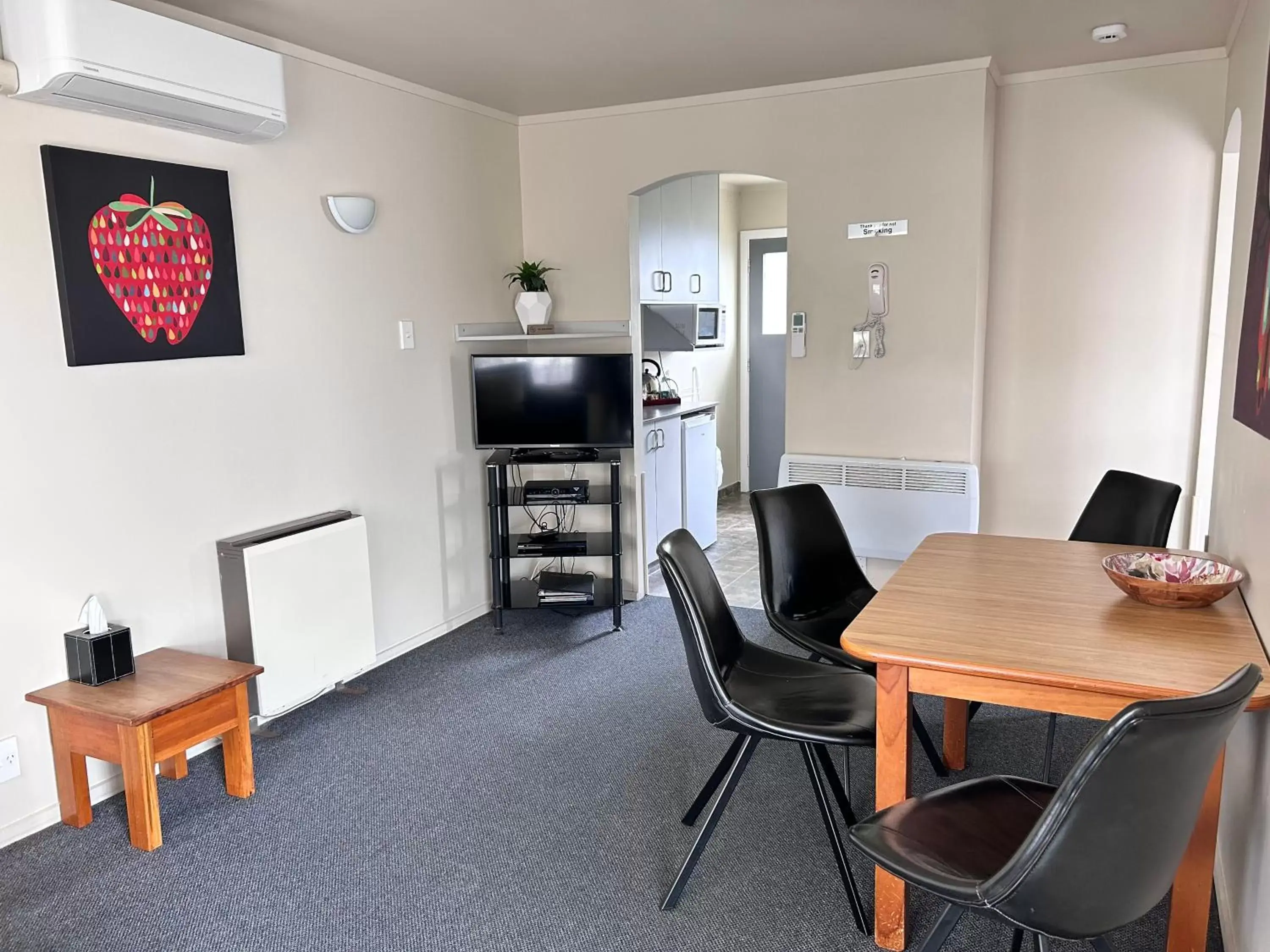 Living room, TV/Entertainment Center in Arcadia Motel