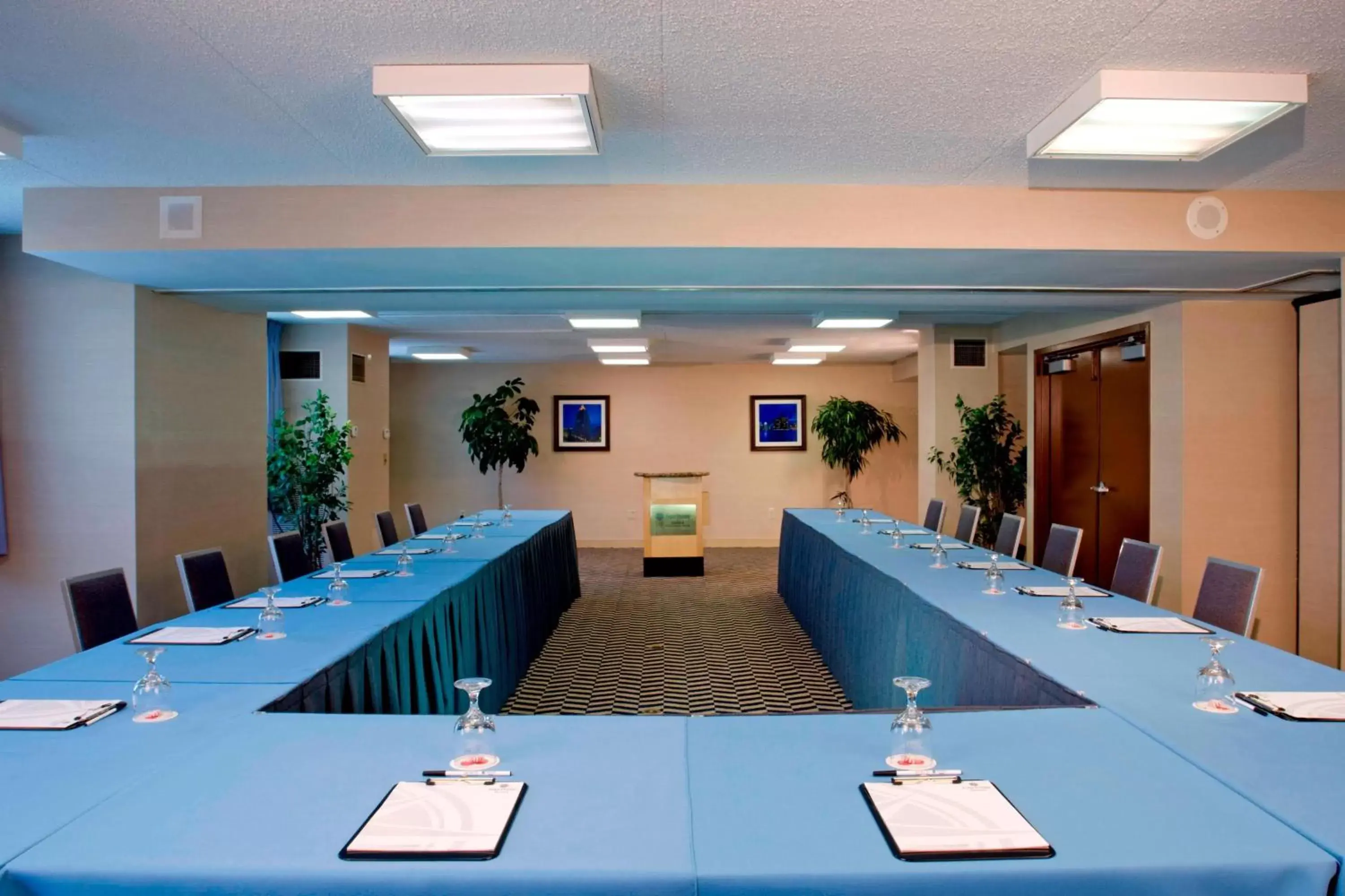 Meeting/conference room in Four Points by Sheraton Detroit Metro Airport