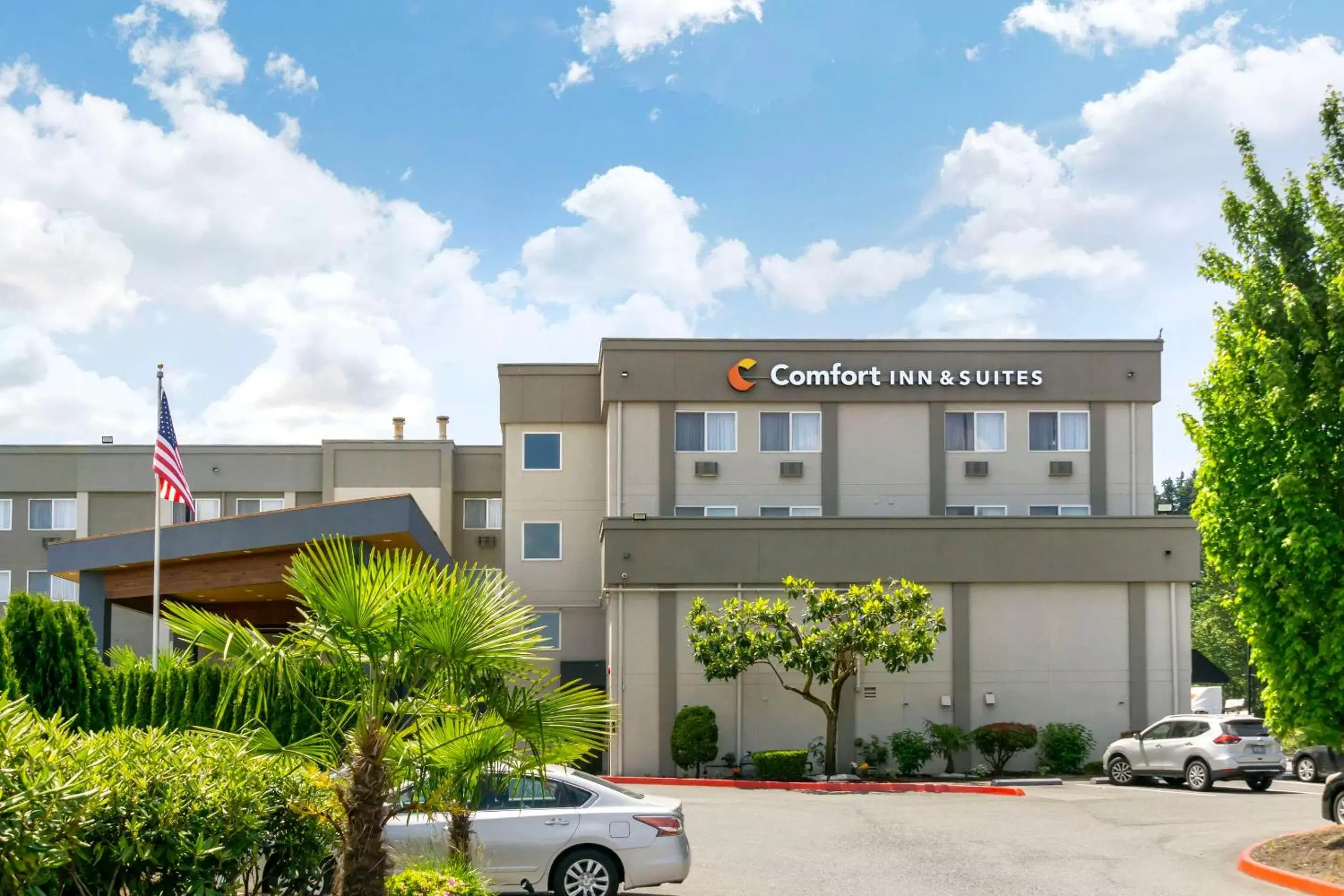 Property Building in Comfort Inn & Suites Pacific – Auburn