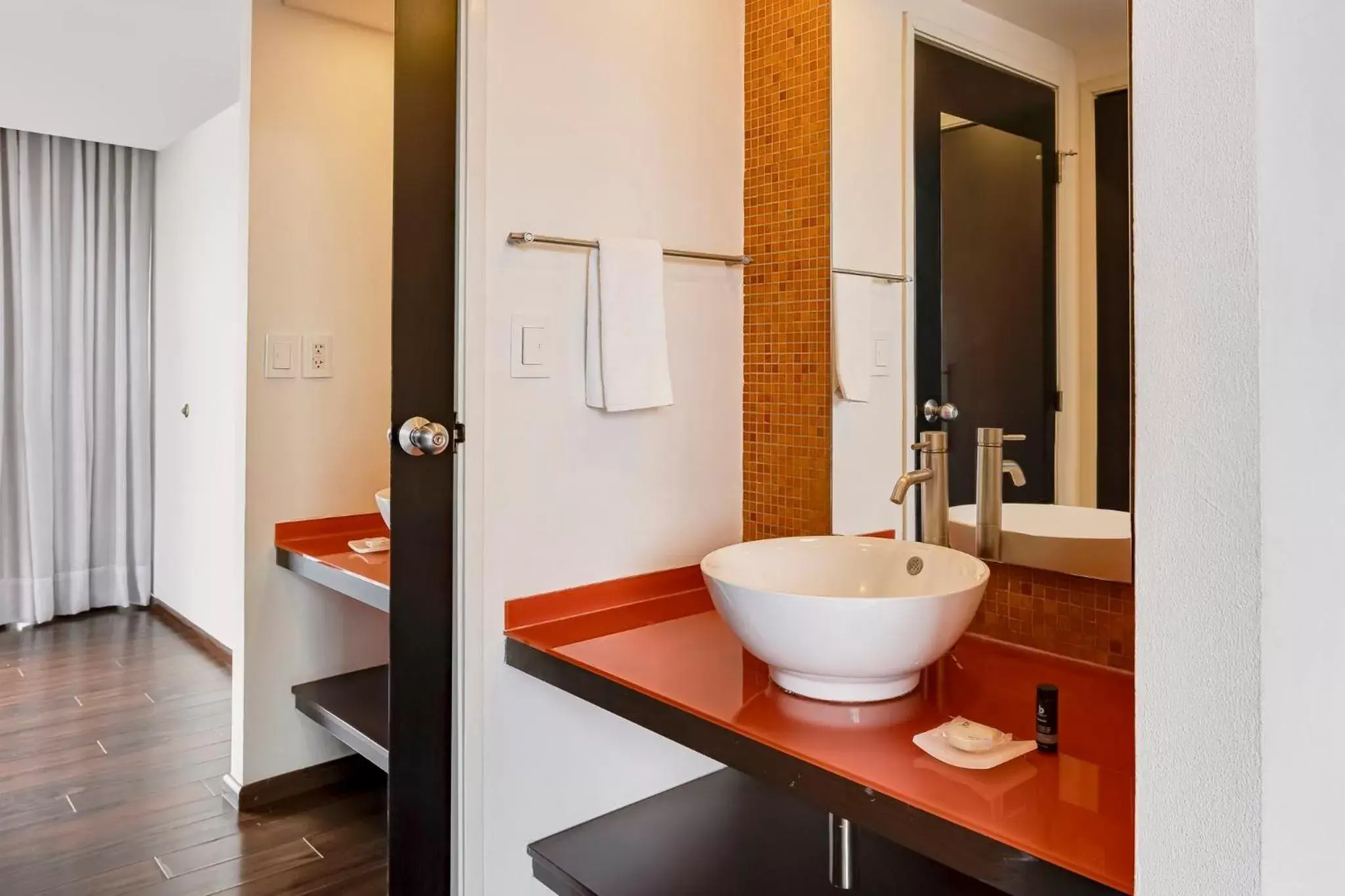 Bedroom, Bathroom in Fiesta Inn Insurgentes Viaducto