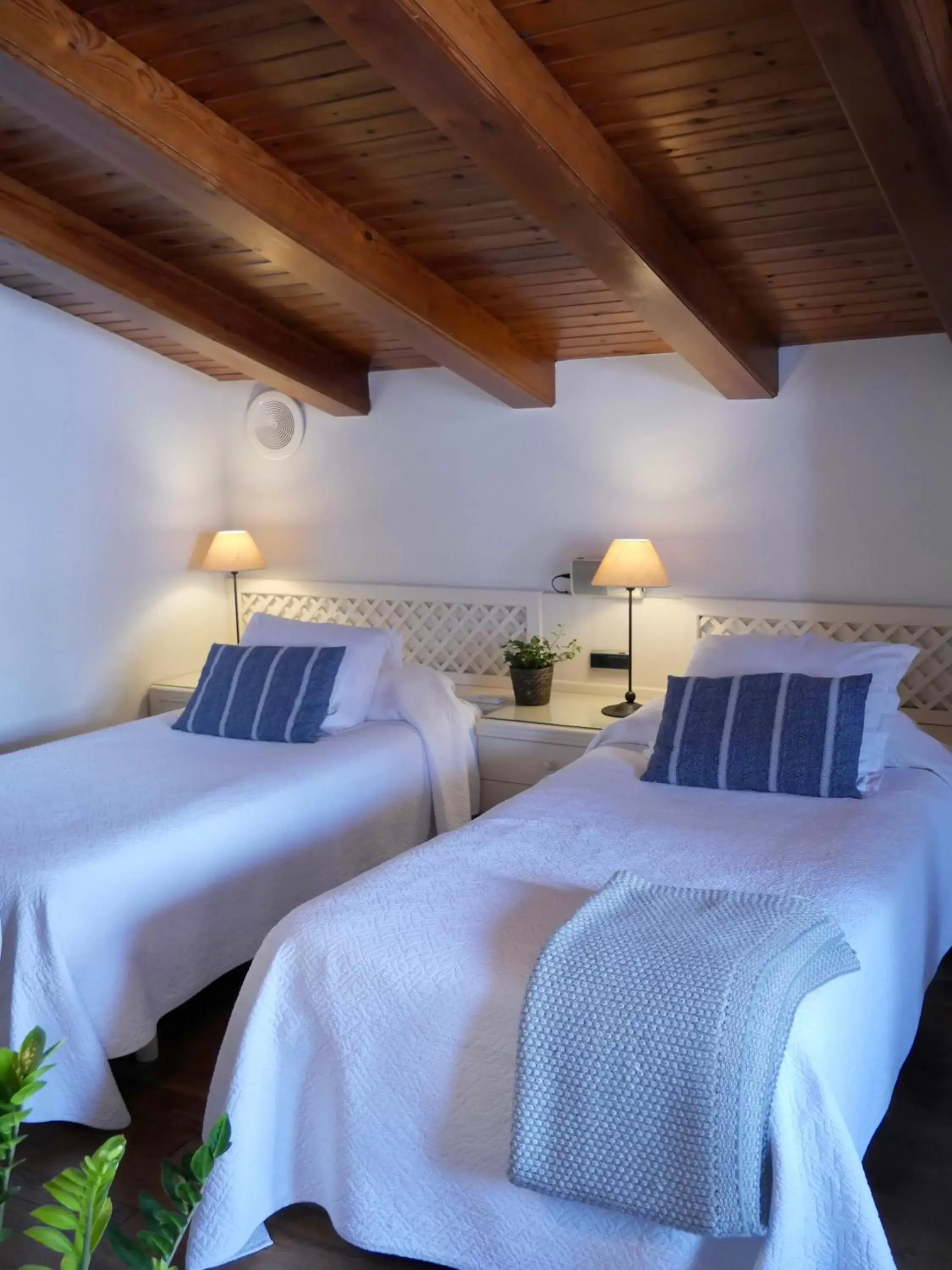 Bed in Hostal de la Plaça - Hotel Boutique