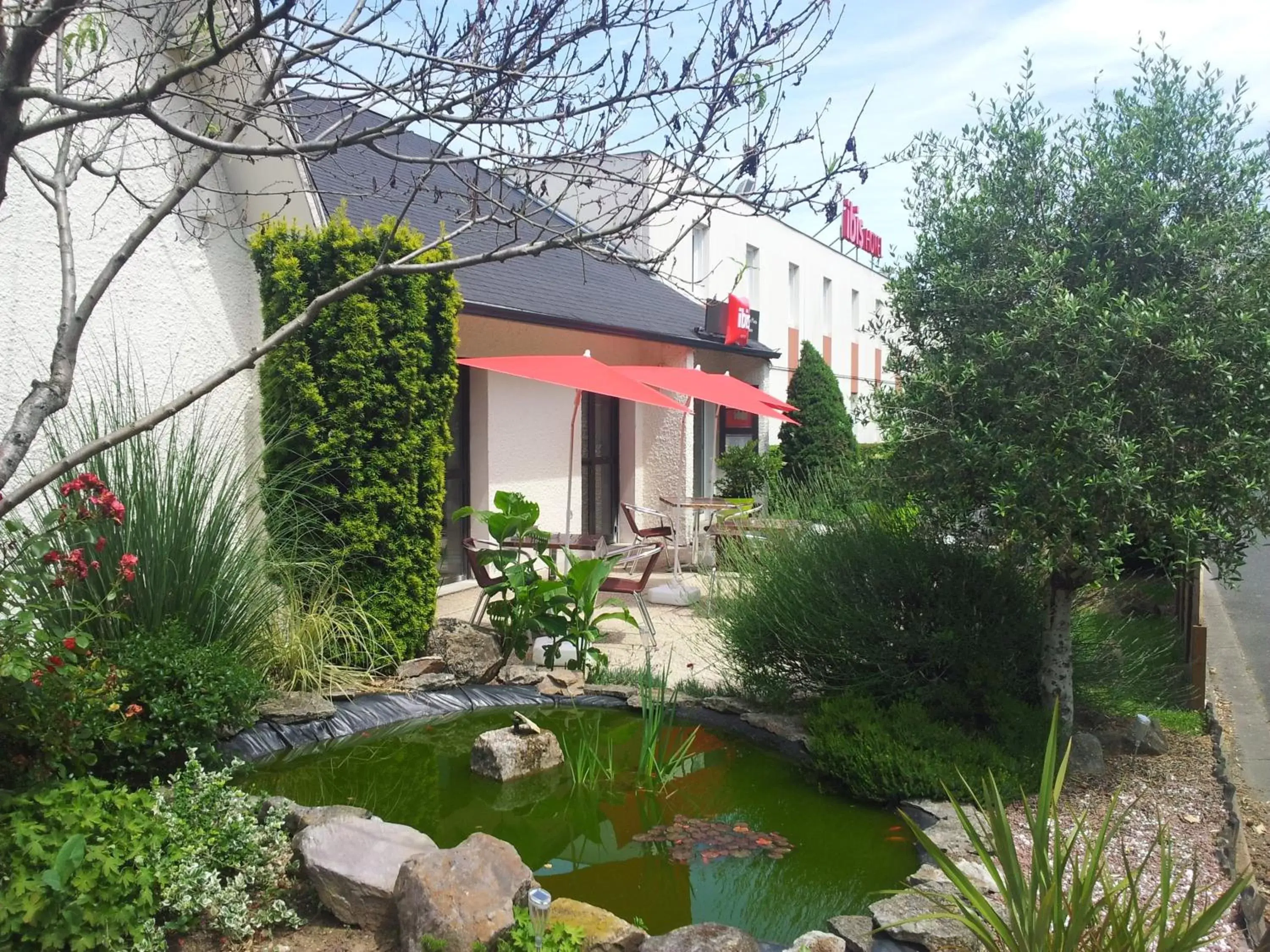 Garden, Property Building in ibis Niort Marais Poitevin