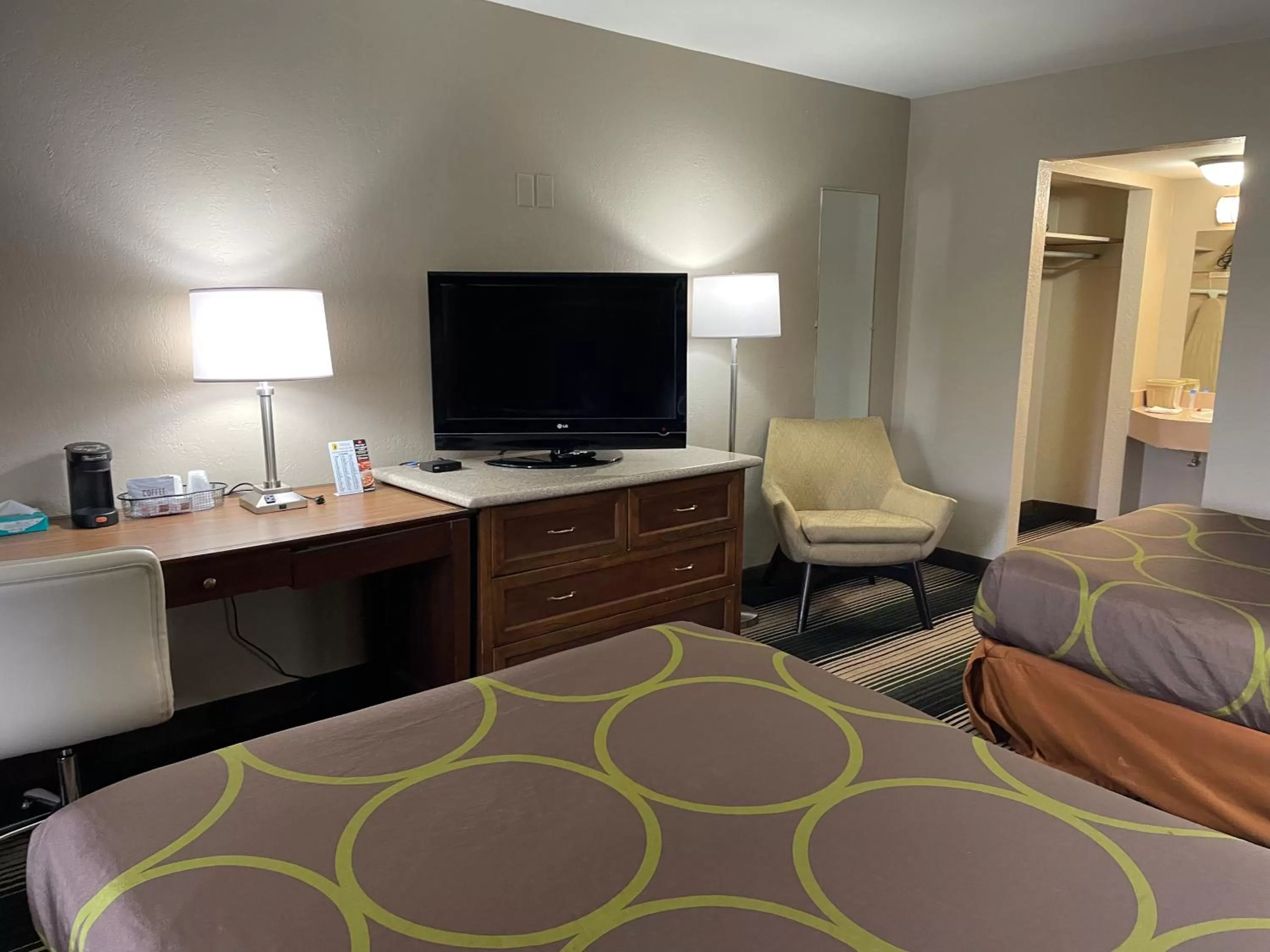 Bed in Deluxe Inn & Suites