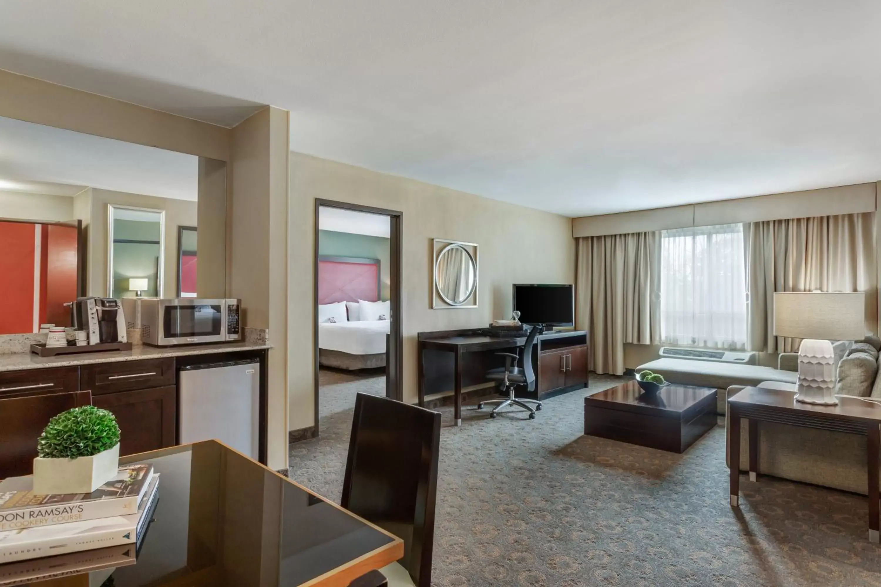 Photo of the whole room, Seating Area in Crowne Plaza Houston Galleria Area, an IHG Hotel