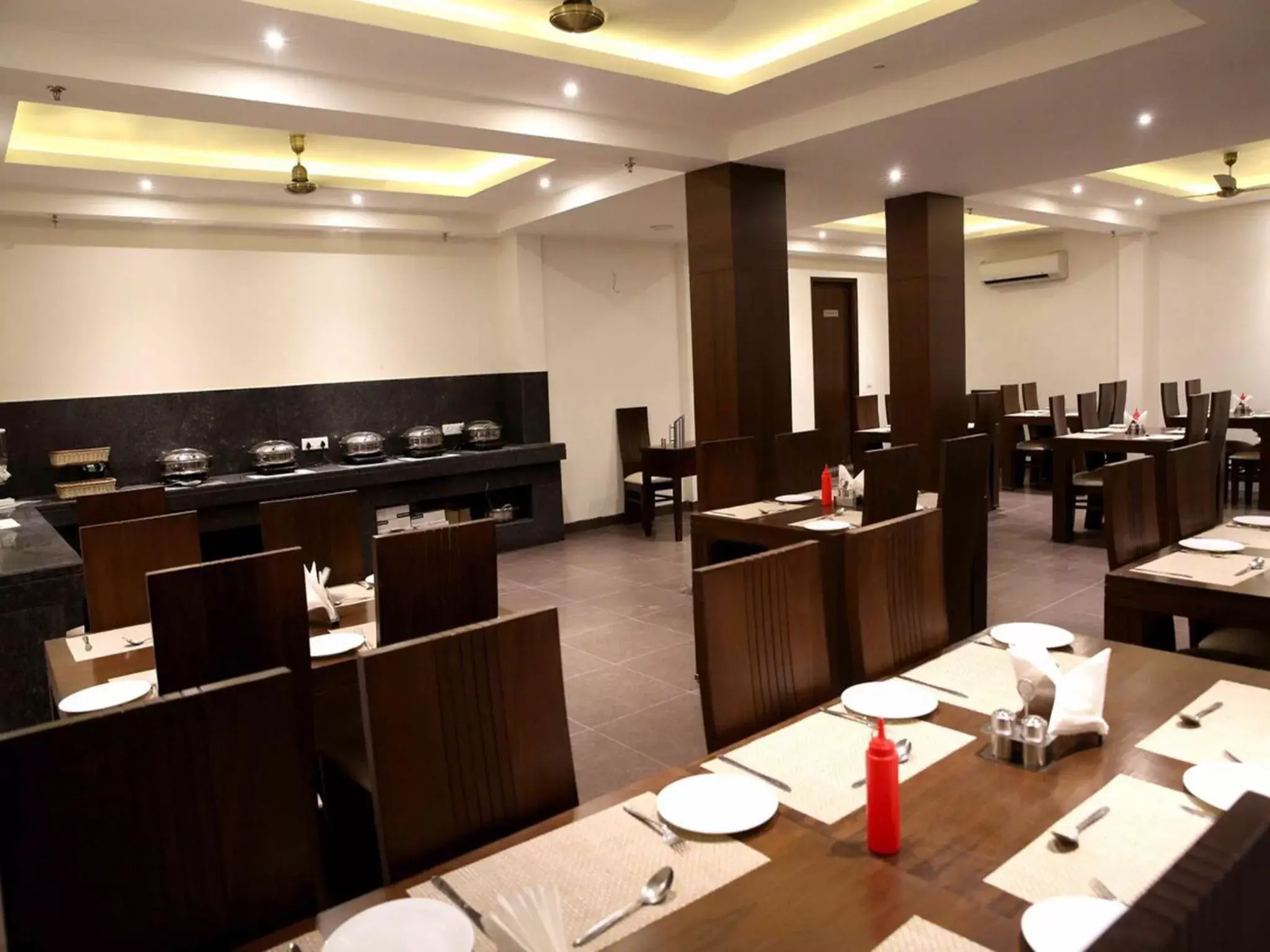 Restaurant/Places to Eat in Hotel Taj Villa- Agra