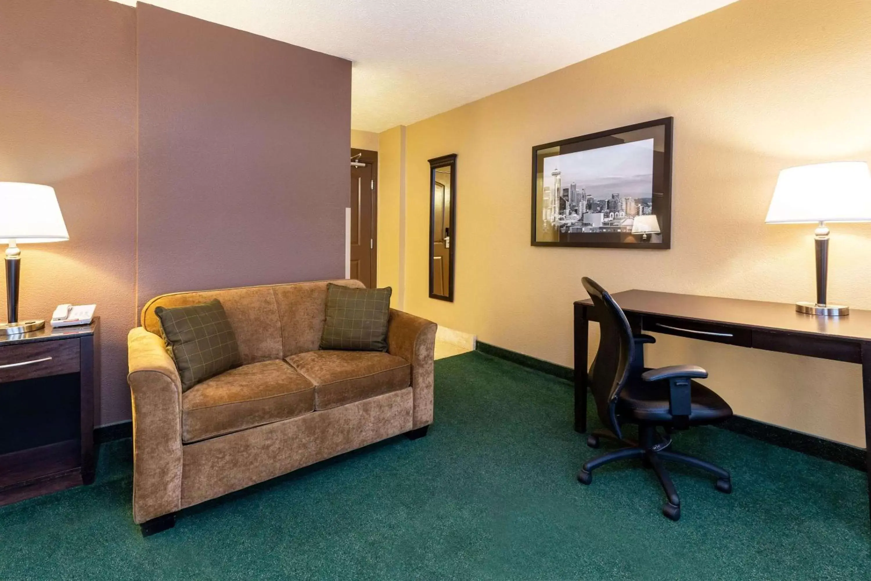 Photo of the whole room, Seating Area in La Quinta by Wyndham Seattle Downtown