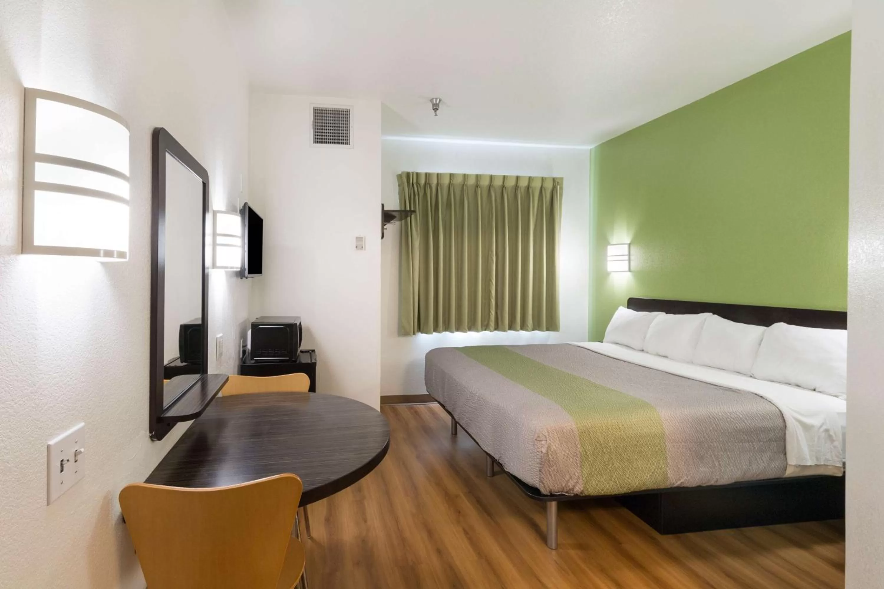 TV and multimedia, Bed in Motel 6-Hillsboro, TX