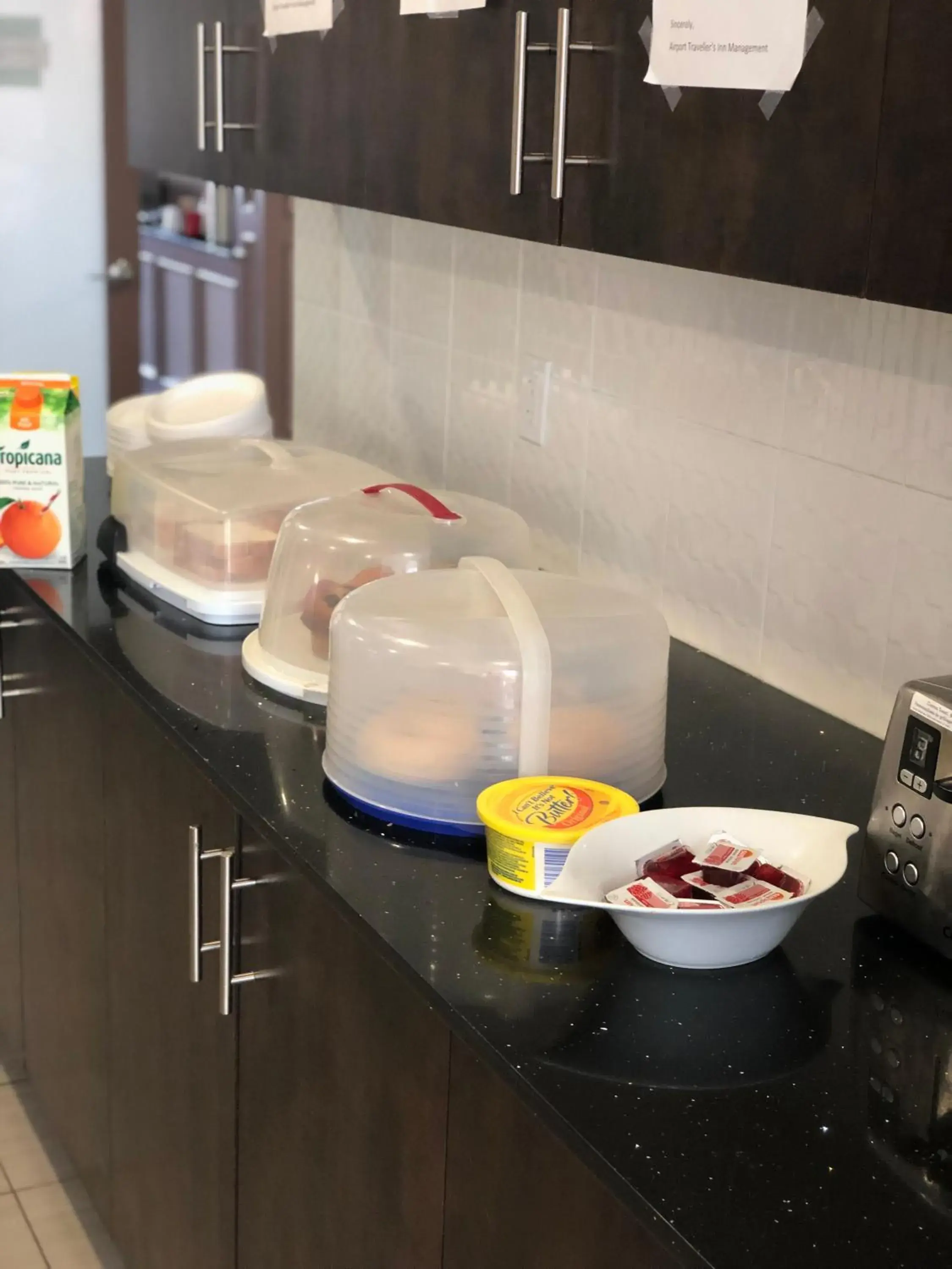 Food and drinks, Bathroom in Airport Traveller's Inn