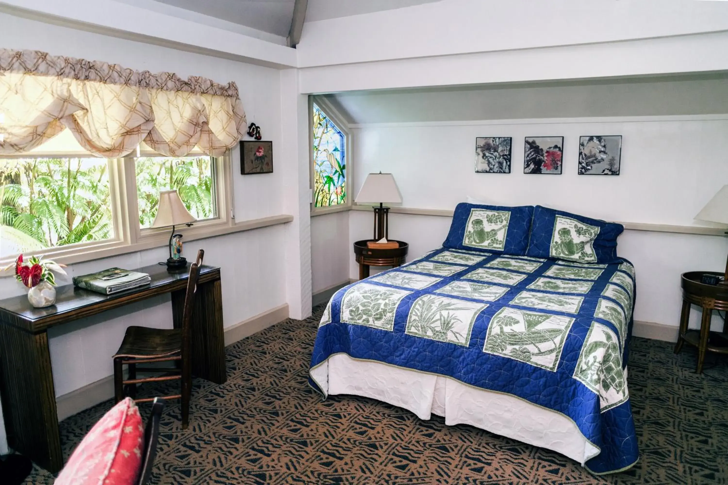 Bed in Kilauea Lodge and Restaurant