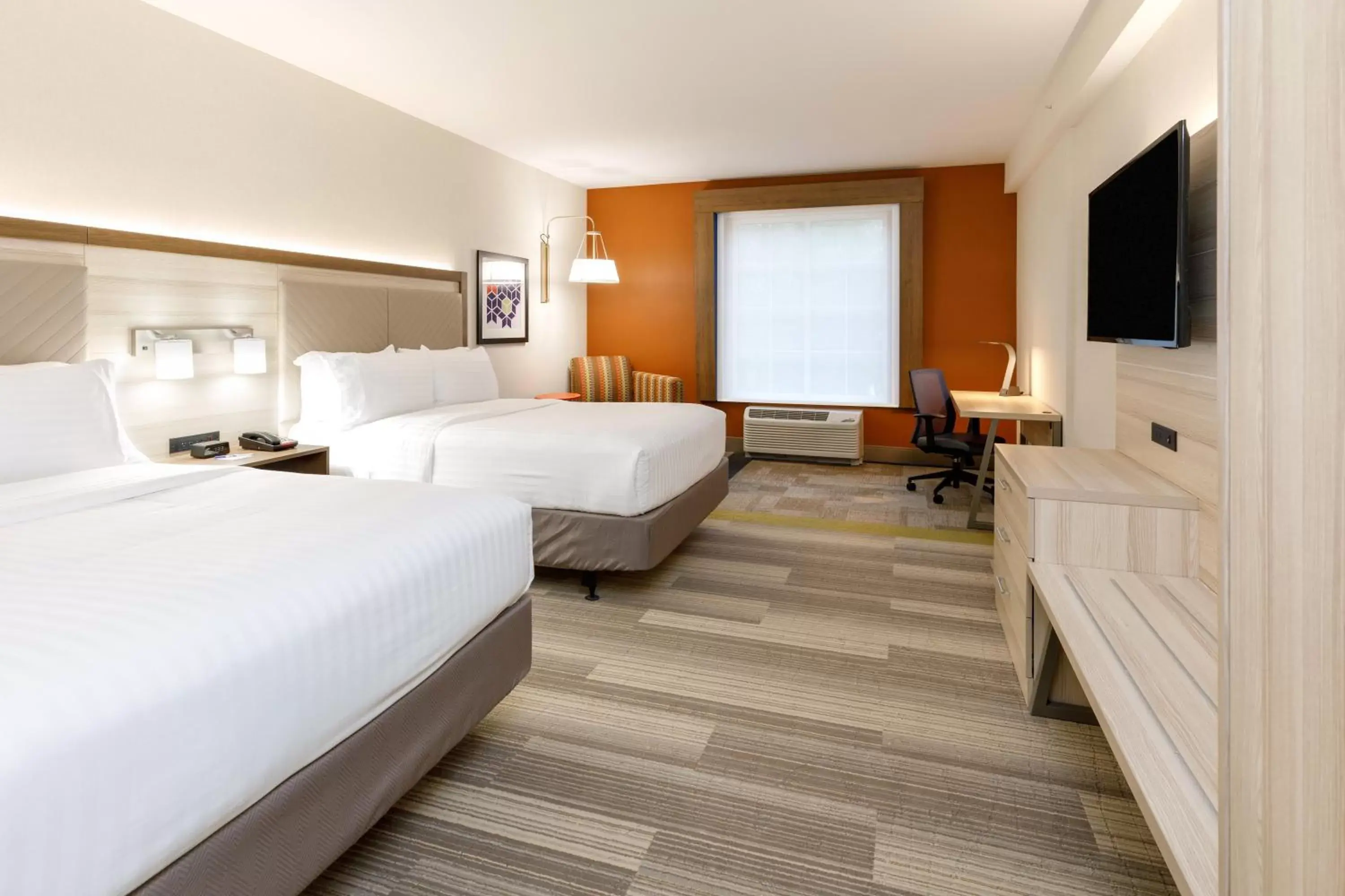 Photo of the whole room, Bed in Holiday Inn Express & Suites - Sturbridge, an IHG Hotel