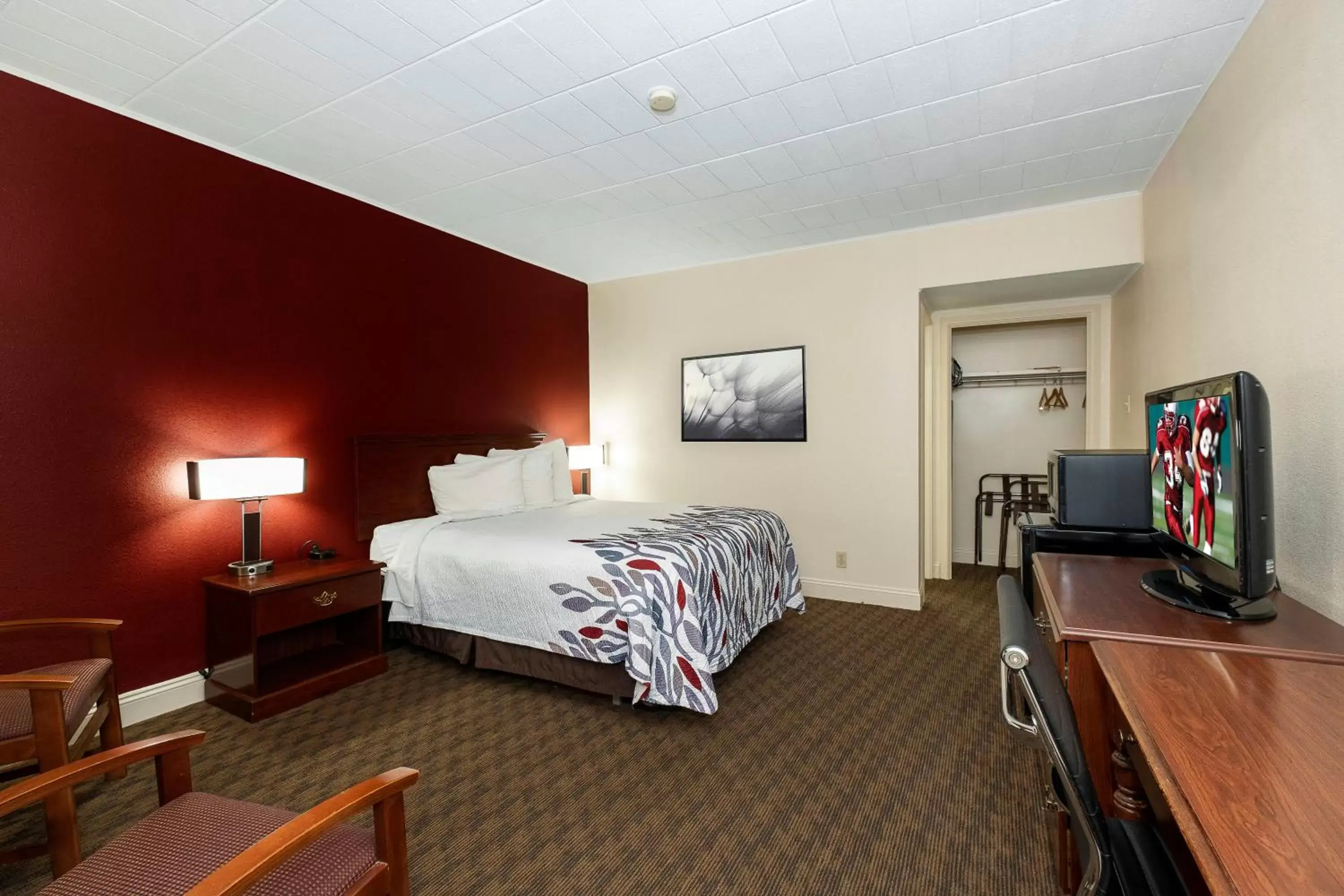 Bedroom in Red Roof Inn & Suites Hazleton