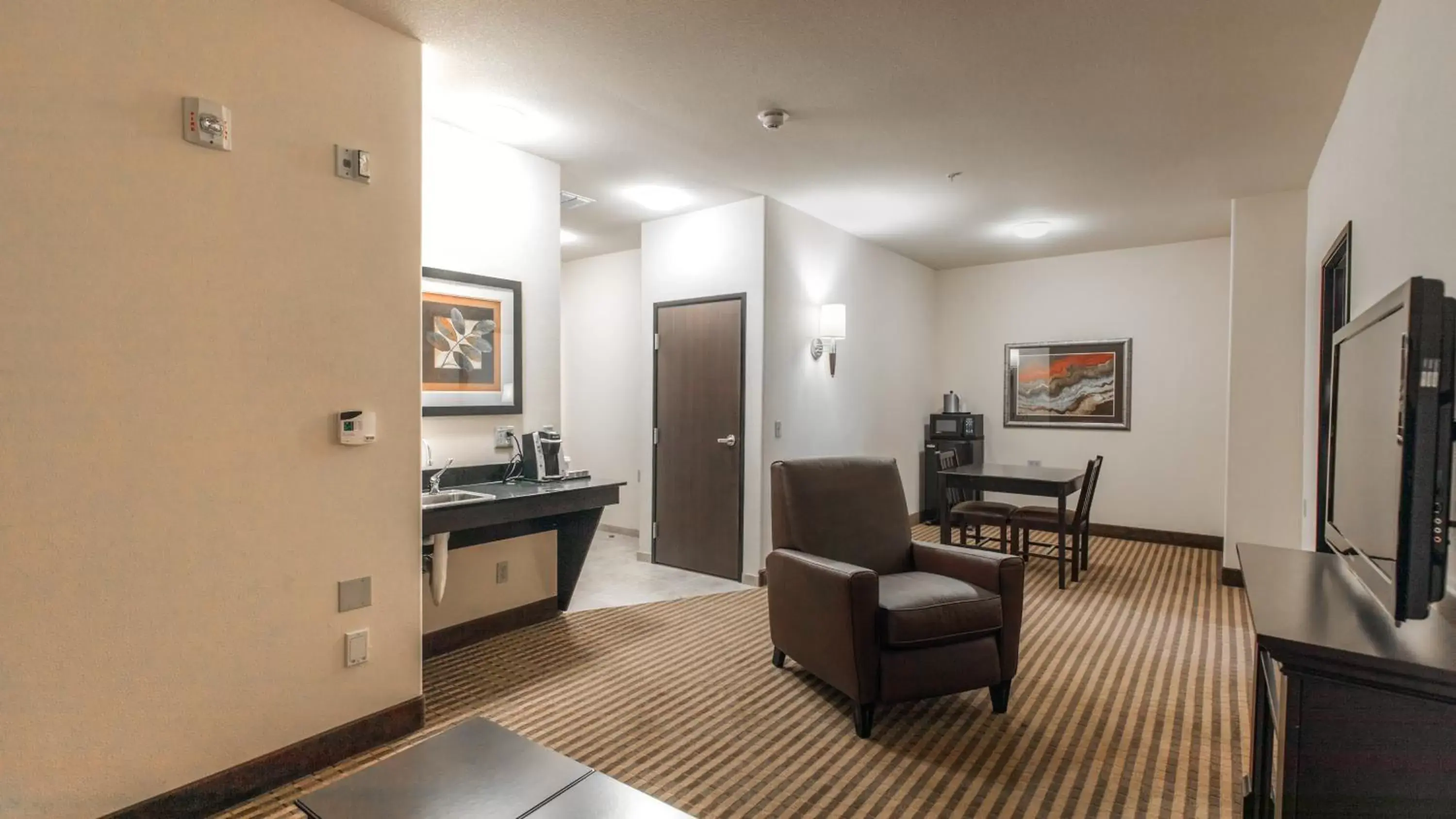 Photo of the whole room, Seating Area in Holiday Inn Express Hotel & Suites Oklahoma City Northwest, an IHG Hotel