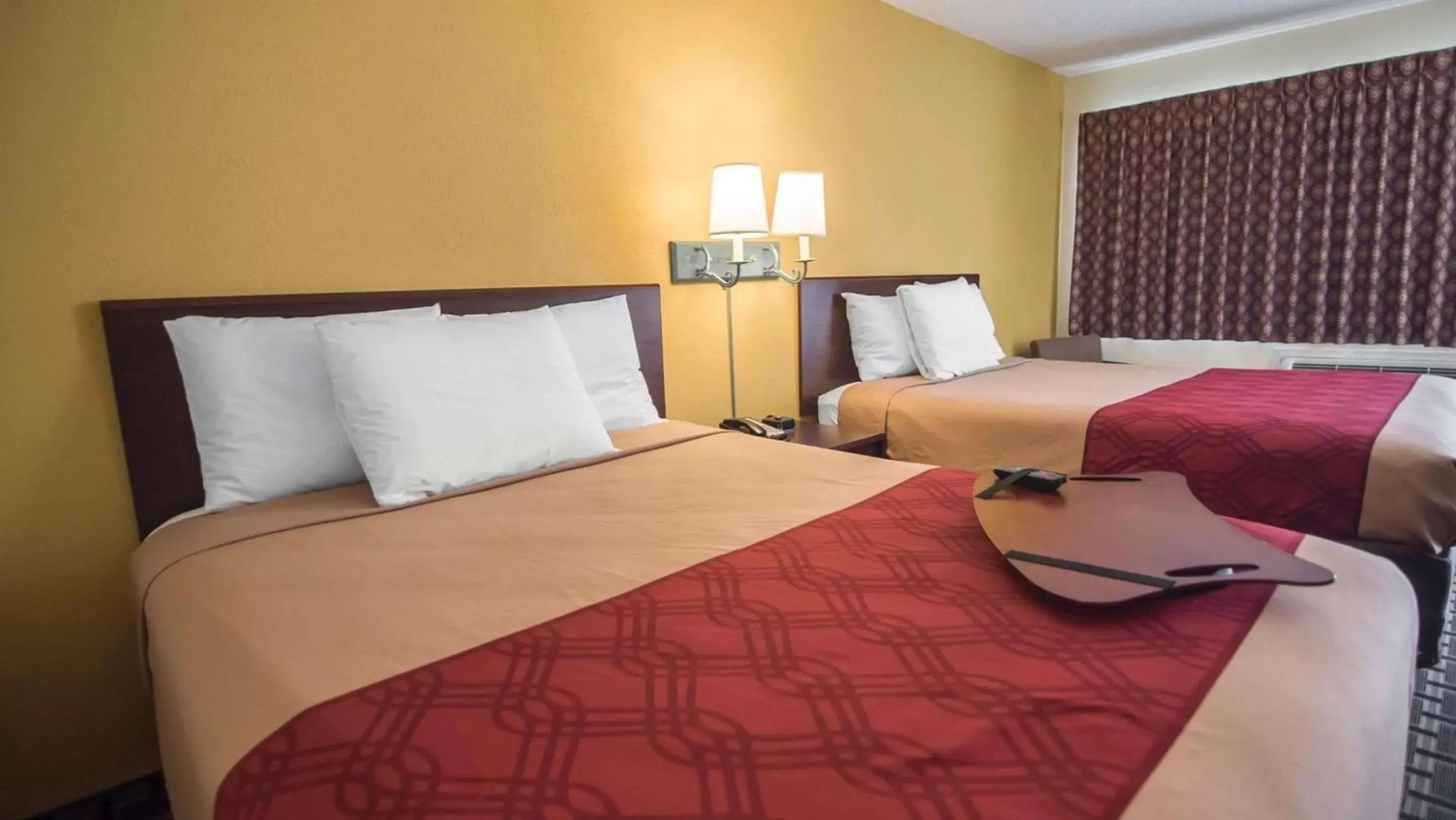 Photo of the whole room, Bed in Econo Lodge Downtown Albuquerque